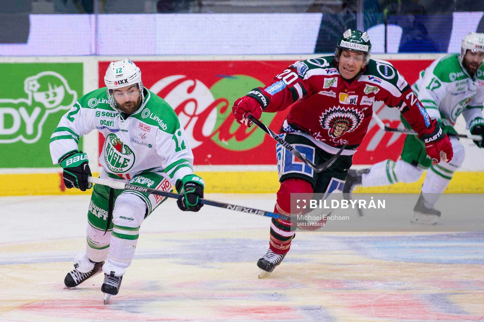 Rögles Jack Connolly lyfter iväg pucken