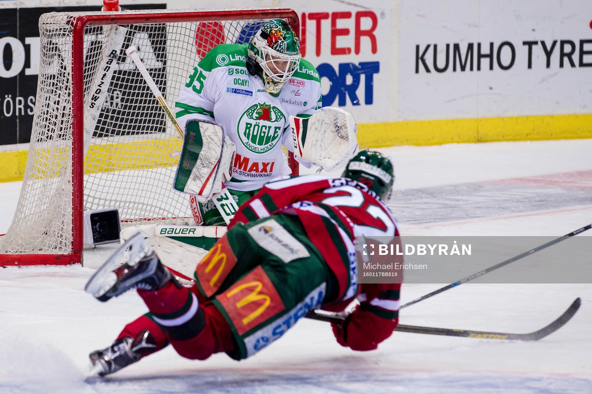 Rögles målvakt Oscar Dansk räddar ett skott från