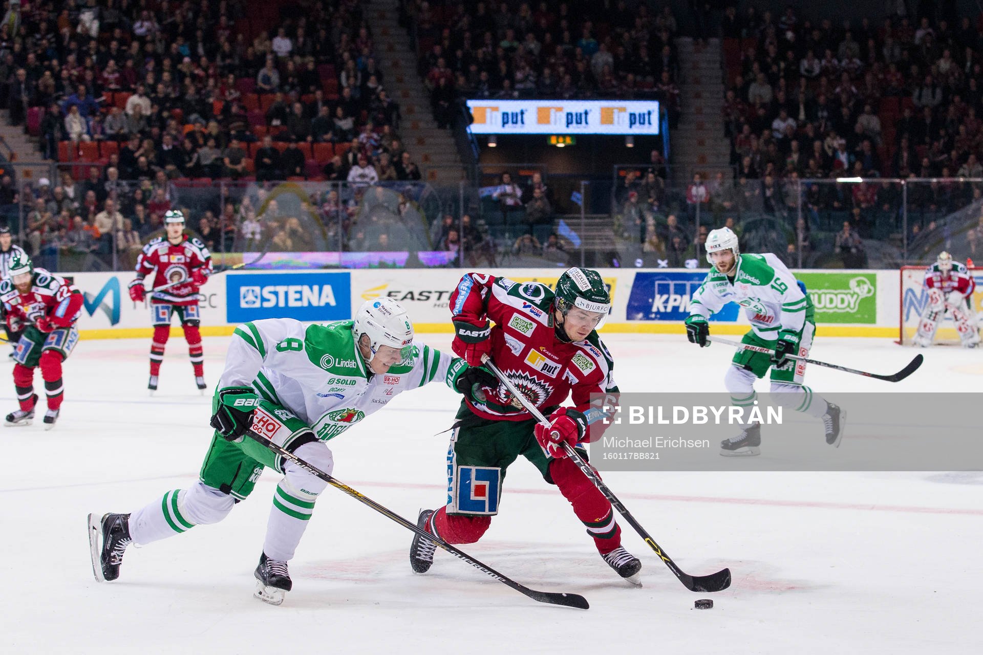 Rögles Jesper Williamsson försöker stoppa Frölundas