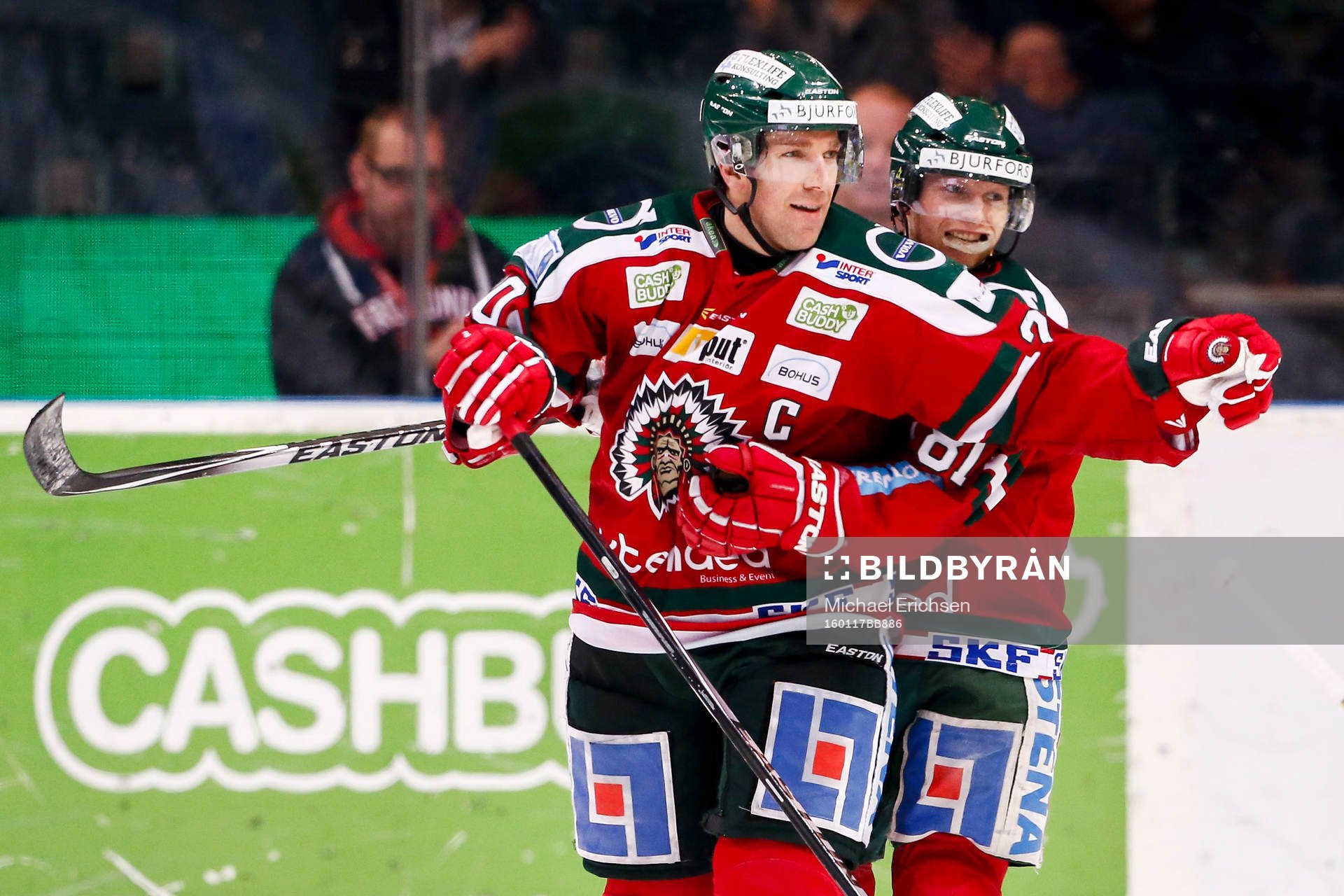 Frölundas Joel Lundqvist och Ryan Lasch jublar