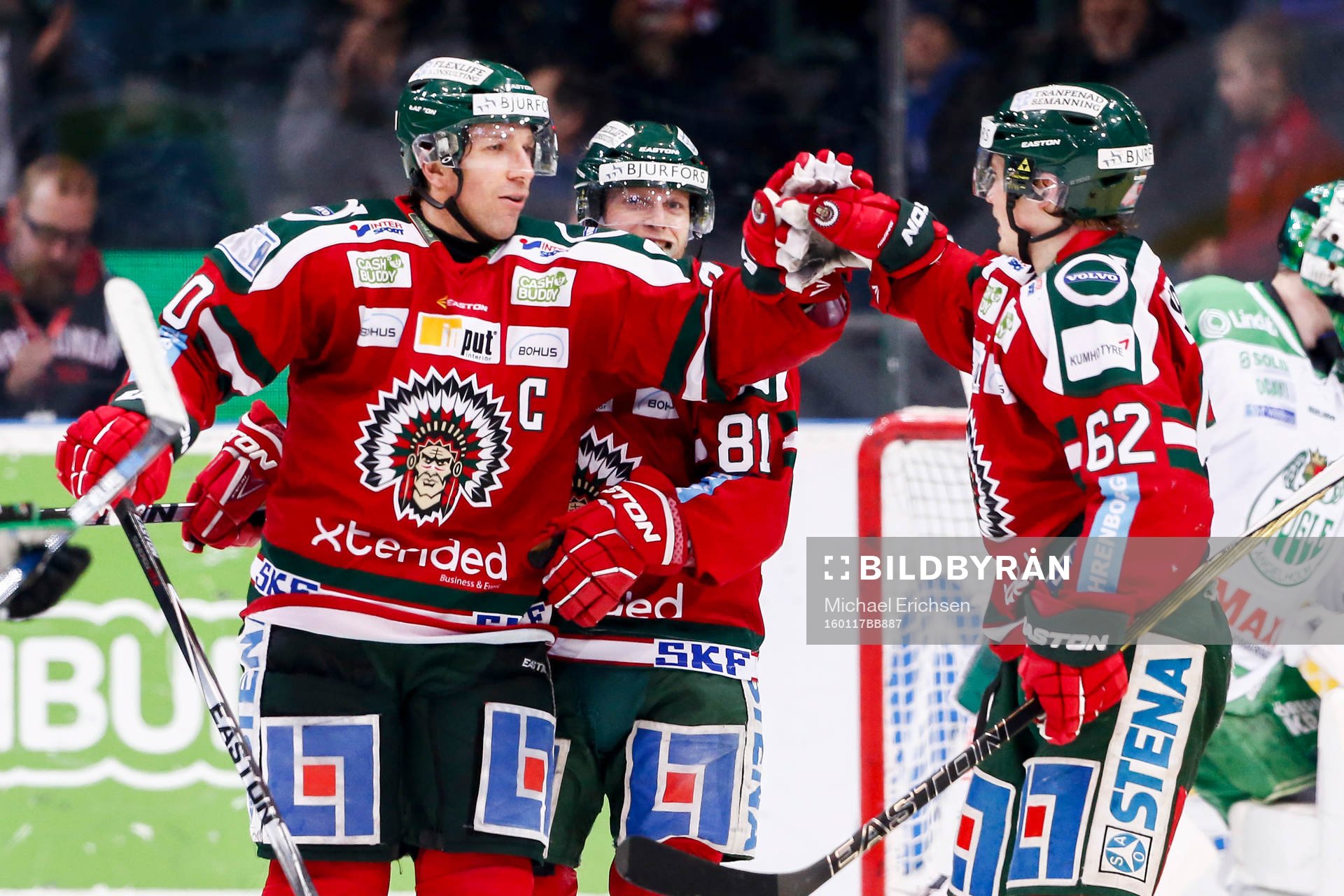 Frölundas Joel Lundqvist och Ryan Lasch jublar med Artturi