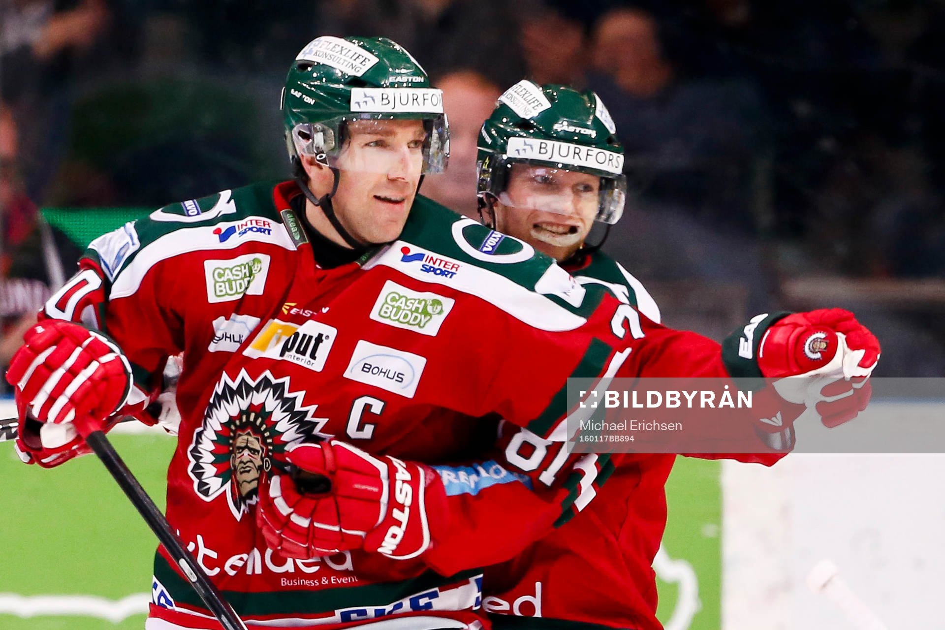 Frölundas Joel Lundqvist och Ryan Lasch jublar