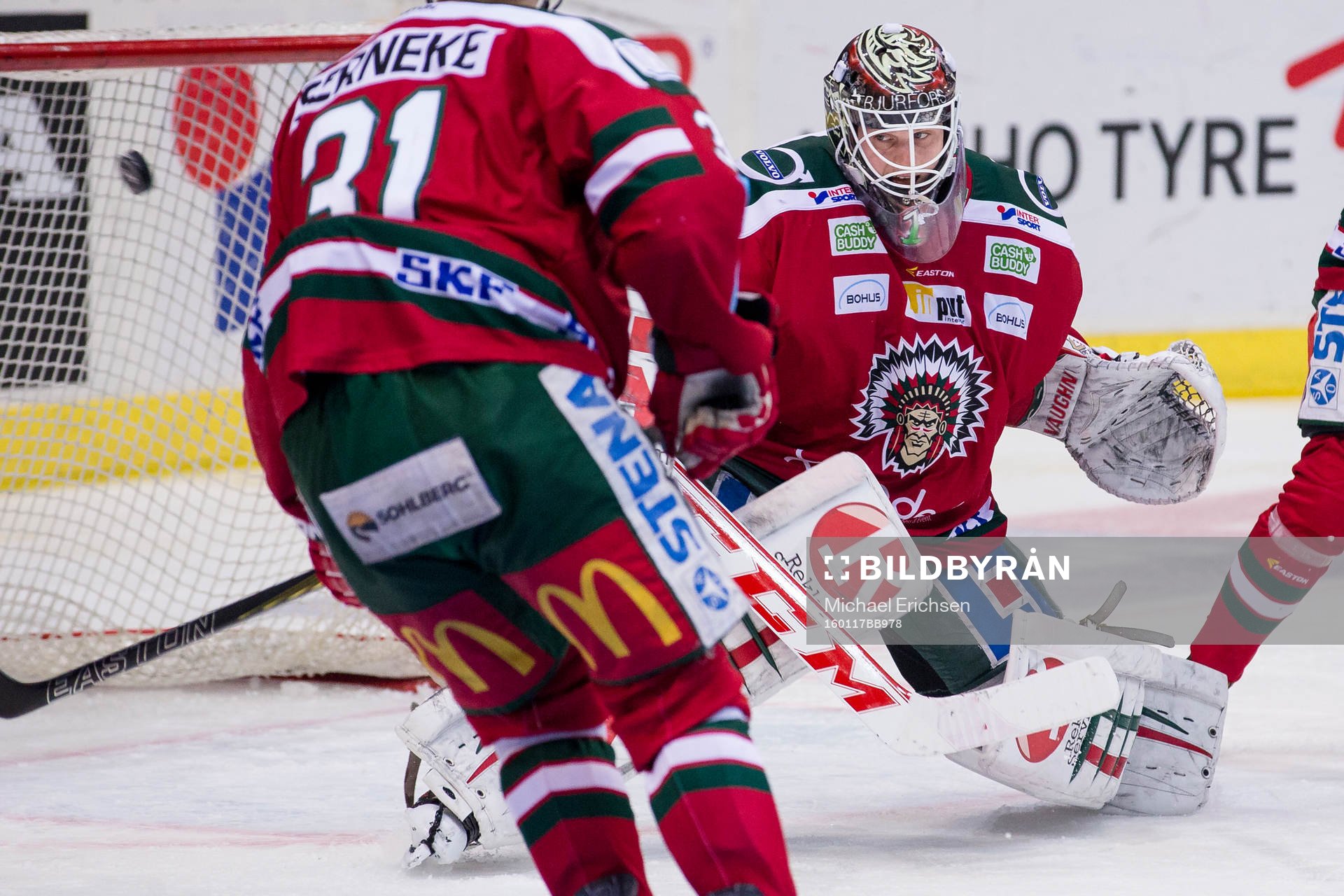 Frölundas målvakt Lars Johansson släpper in Rögles
