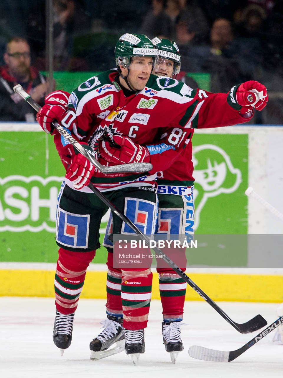 Frölundas Joel Lundqvist jublar ihop med Ryan Lasch