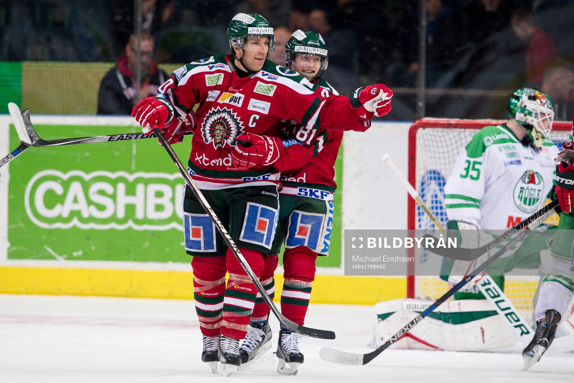 Frölundas Joel Lundqvist jublar ihop med Ryan Lasch