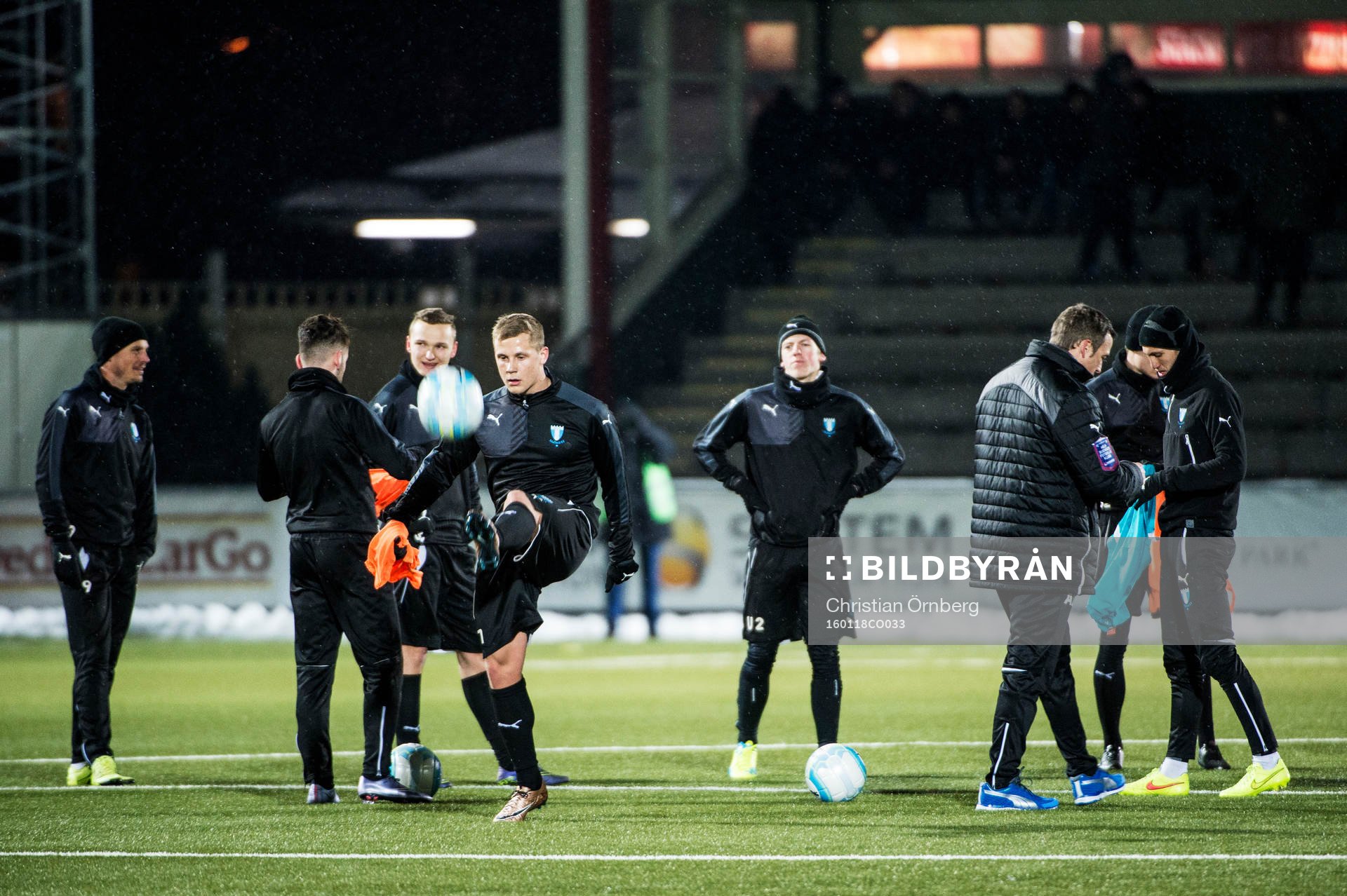 Erik Andersson med bollen framför lagkamraterna