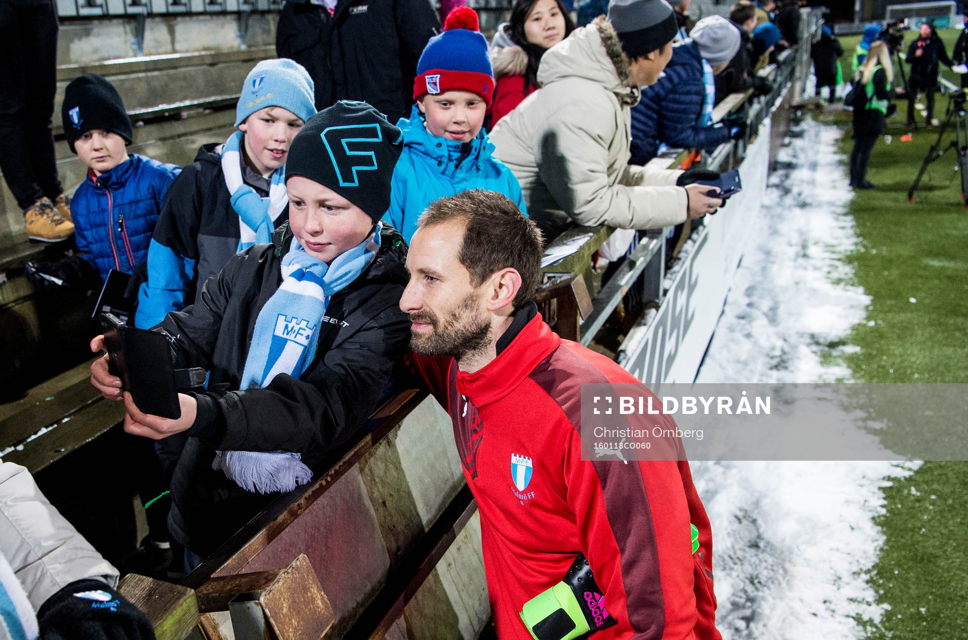 Målvakt Johan Wiland med unga fans