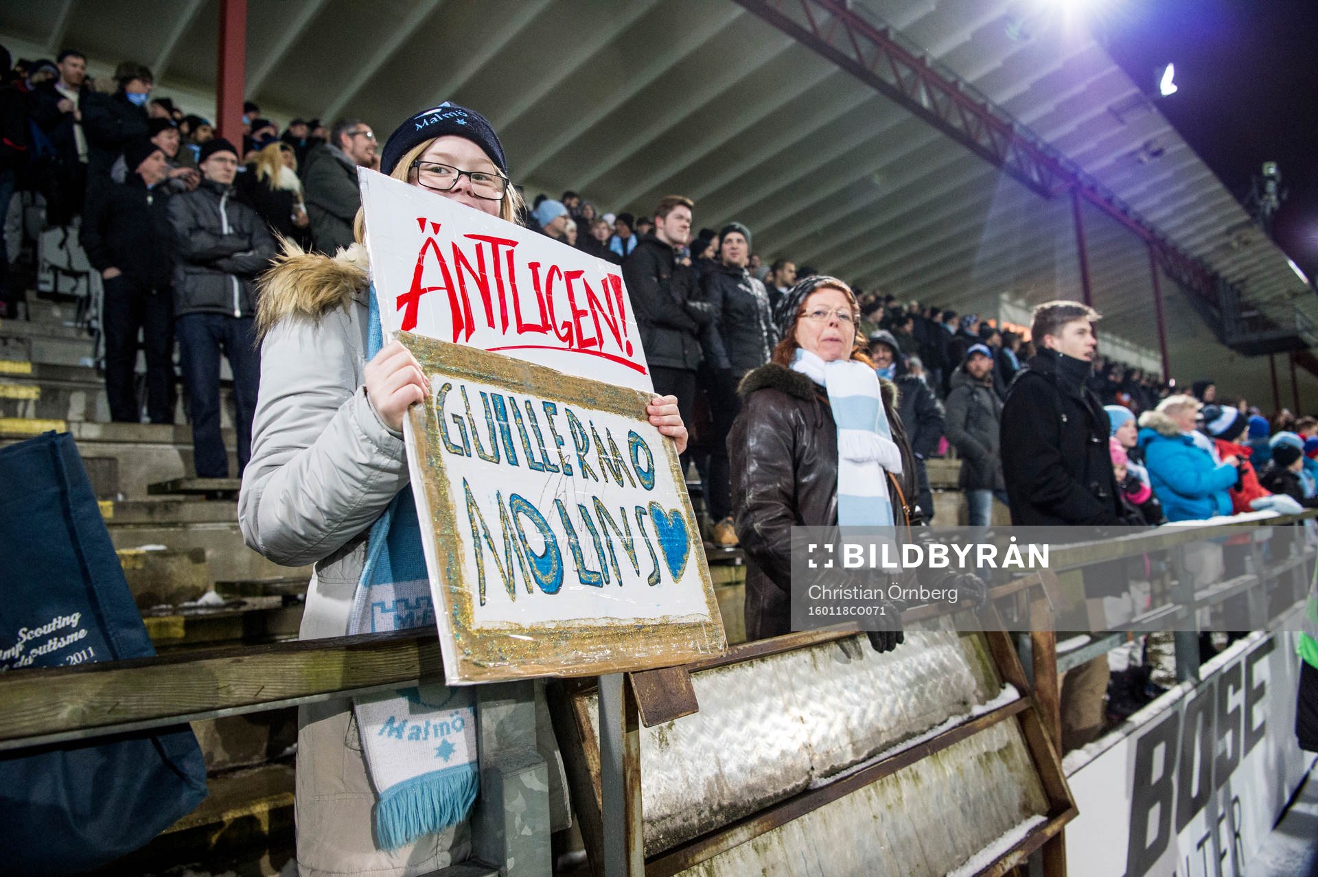 Supporter håller upp en skylt till Guillermo Molins