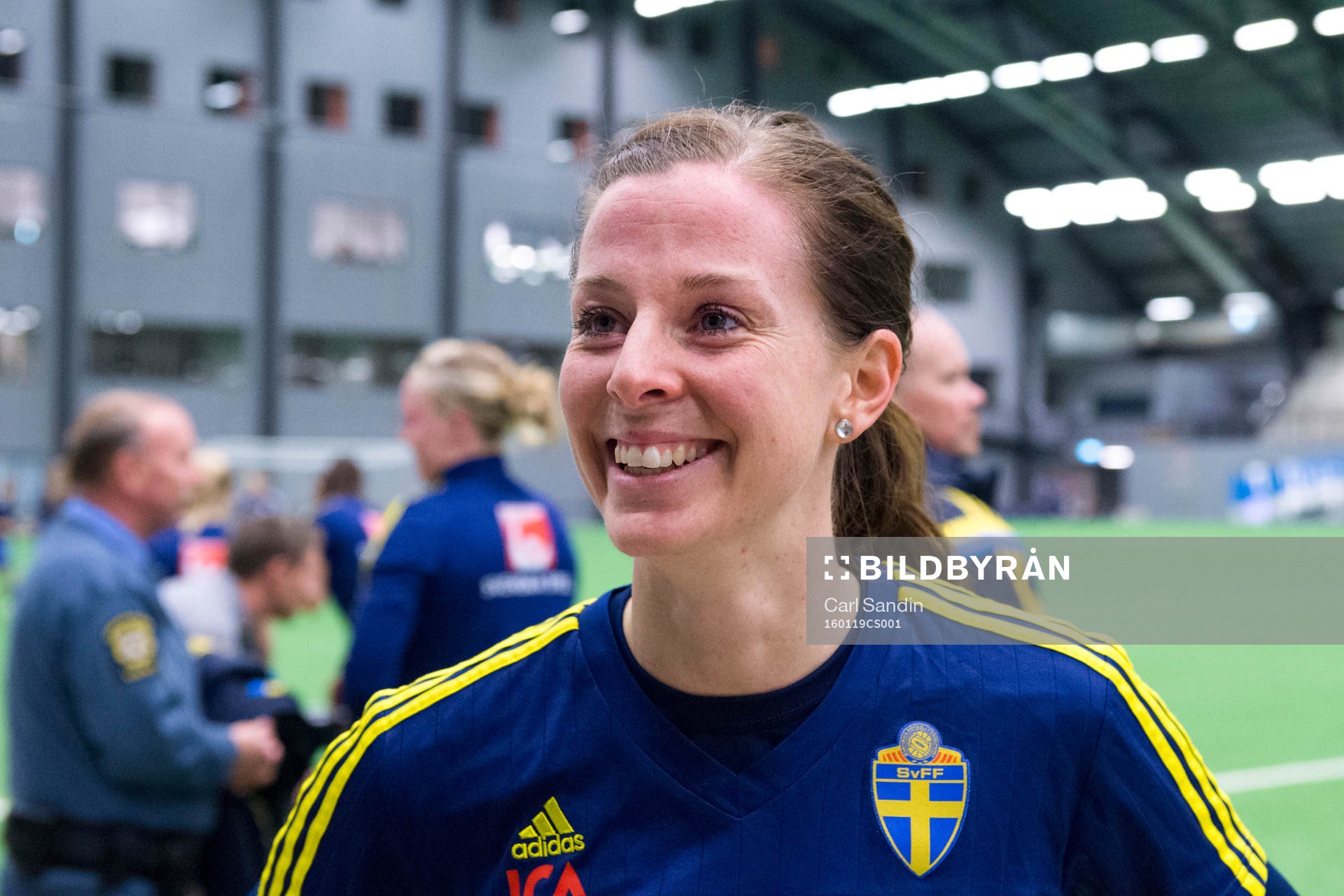 Lotta Schelin blir intervjuad efter en träning med det svenska damlandslaget i fotboll den 19 januari 2016 i Göteborg.