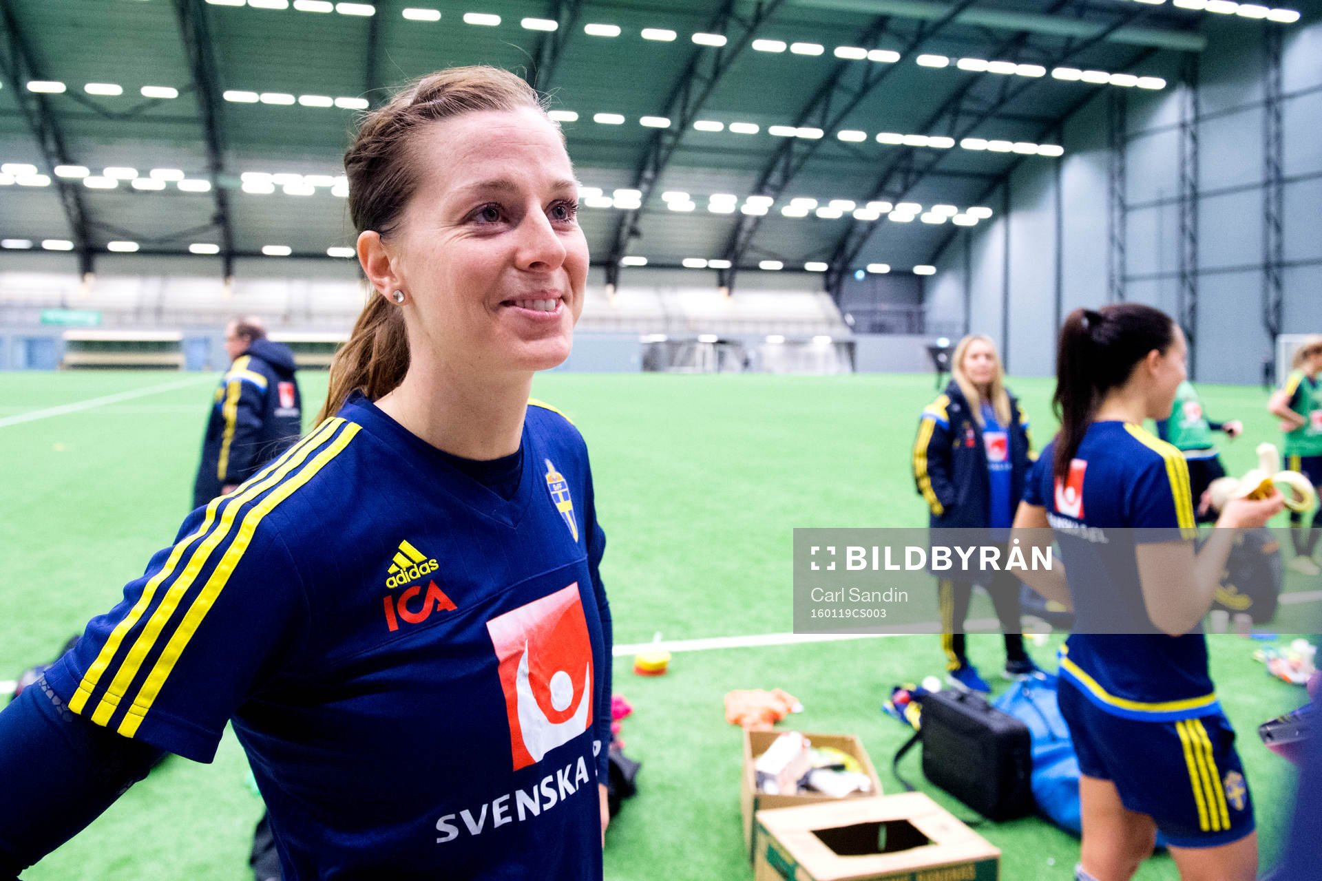 Lotta Schelin blir intervjuad