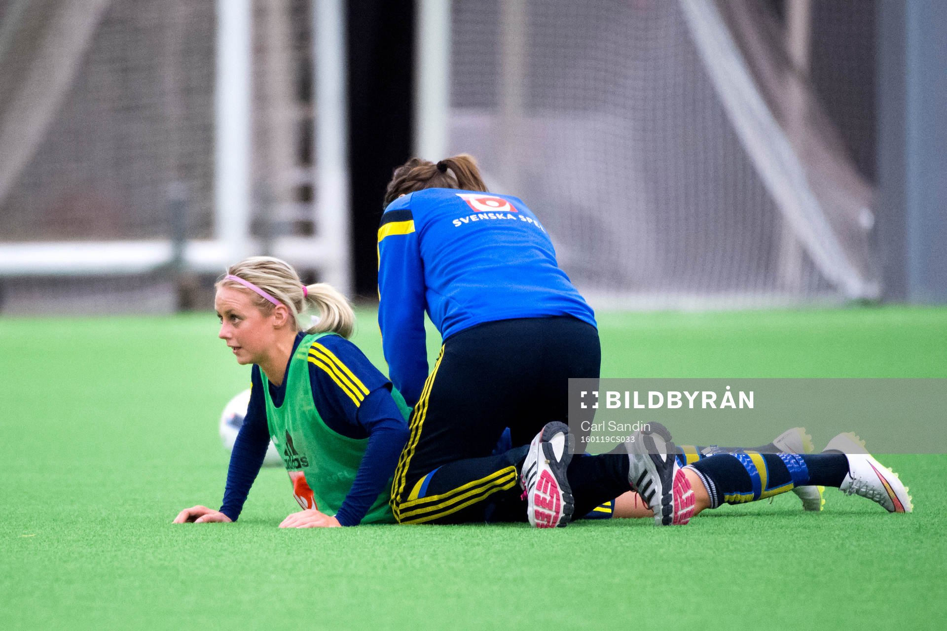 Amanda Ilestedt får hjälp att utföra ryggövningar