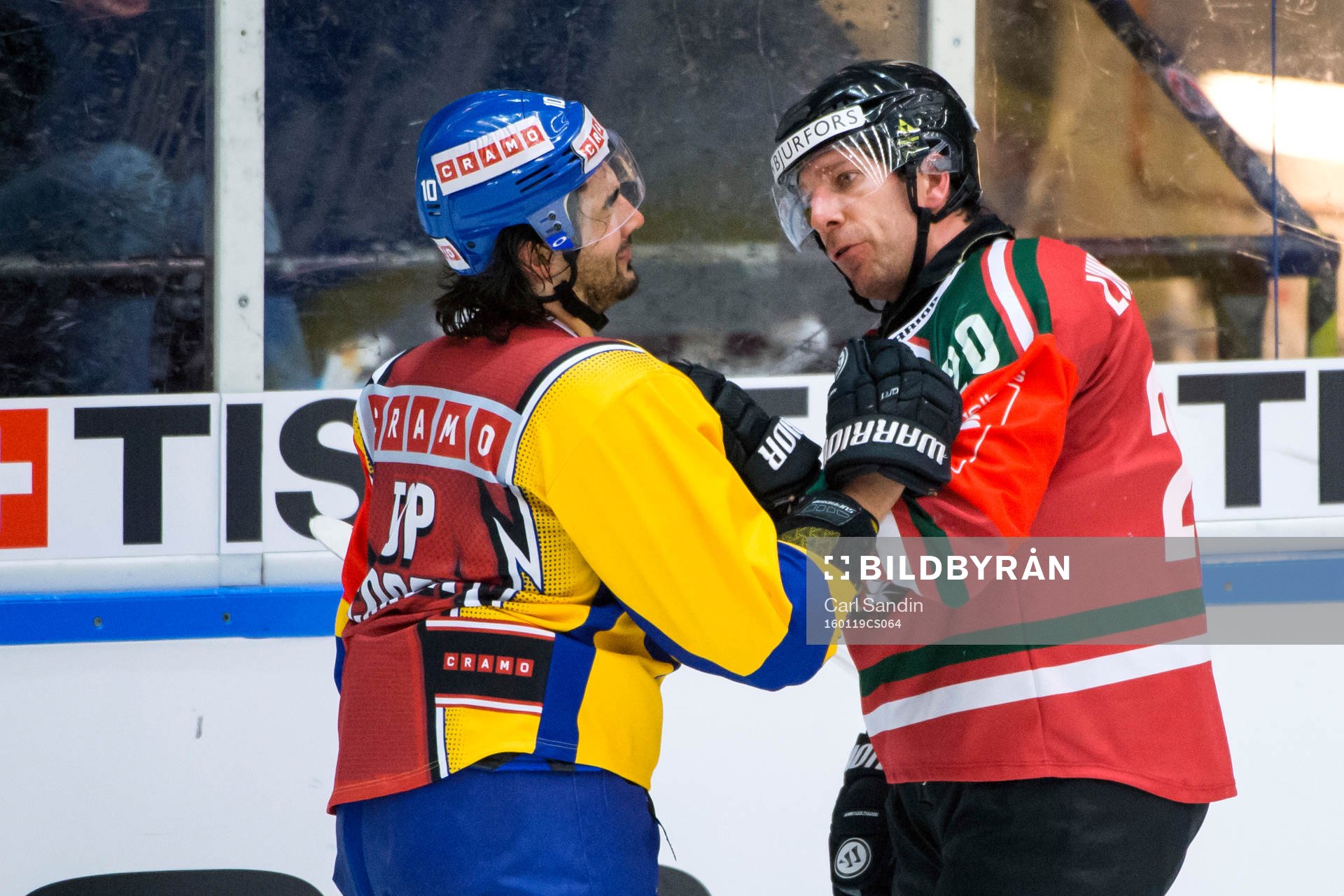 Davos Andres Ambühl pratar med Frölundas Joel Lundqvist