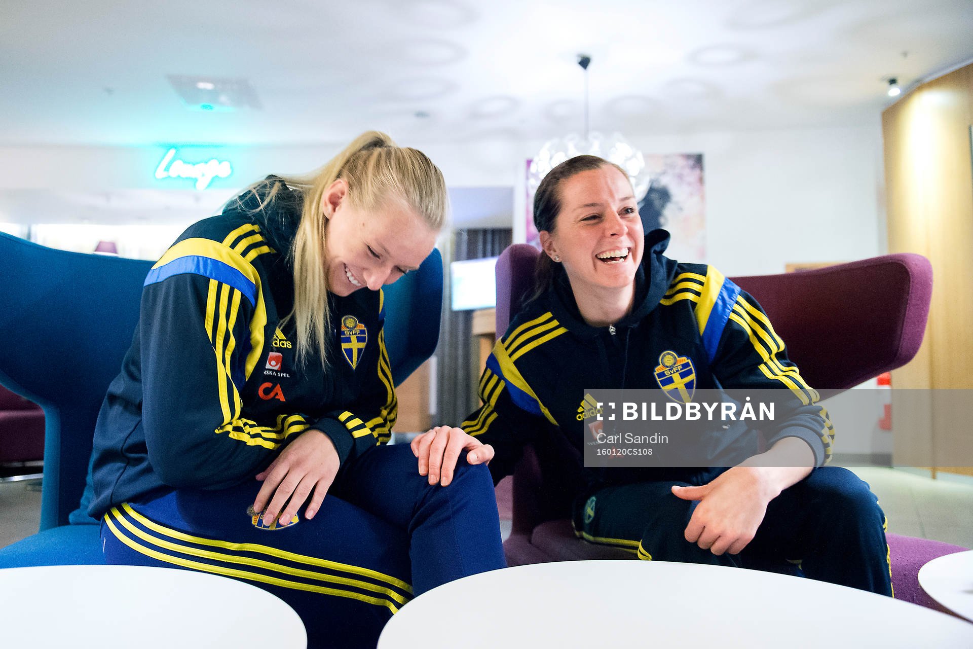 Stina Blackstenius och Lotta Schelin blir intervjuade