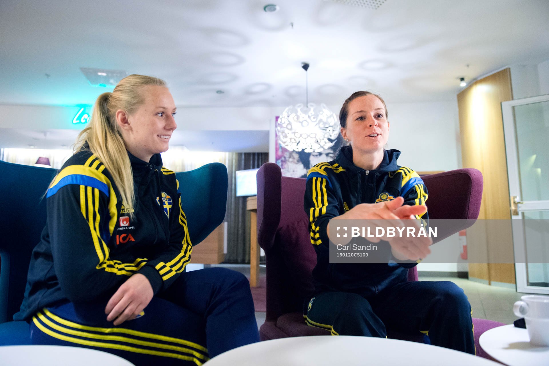 Stina Blackstenius och Lotta Schelin blir intervjuade