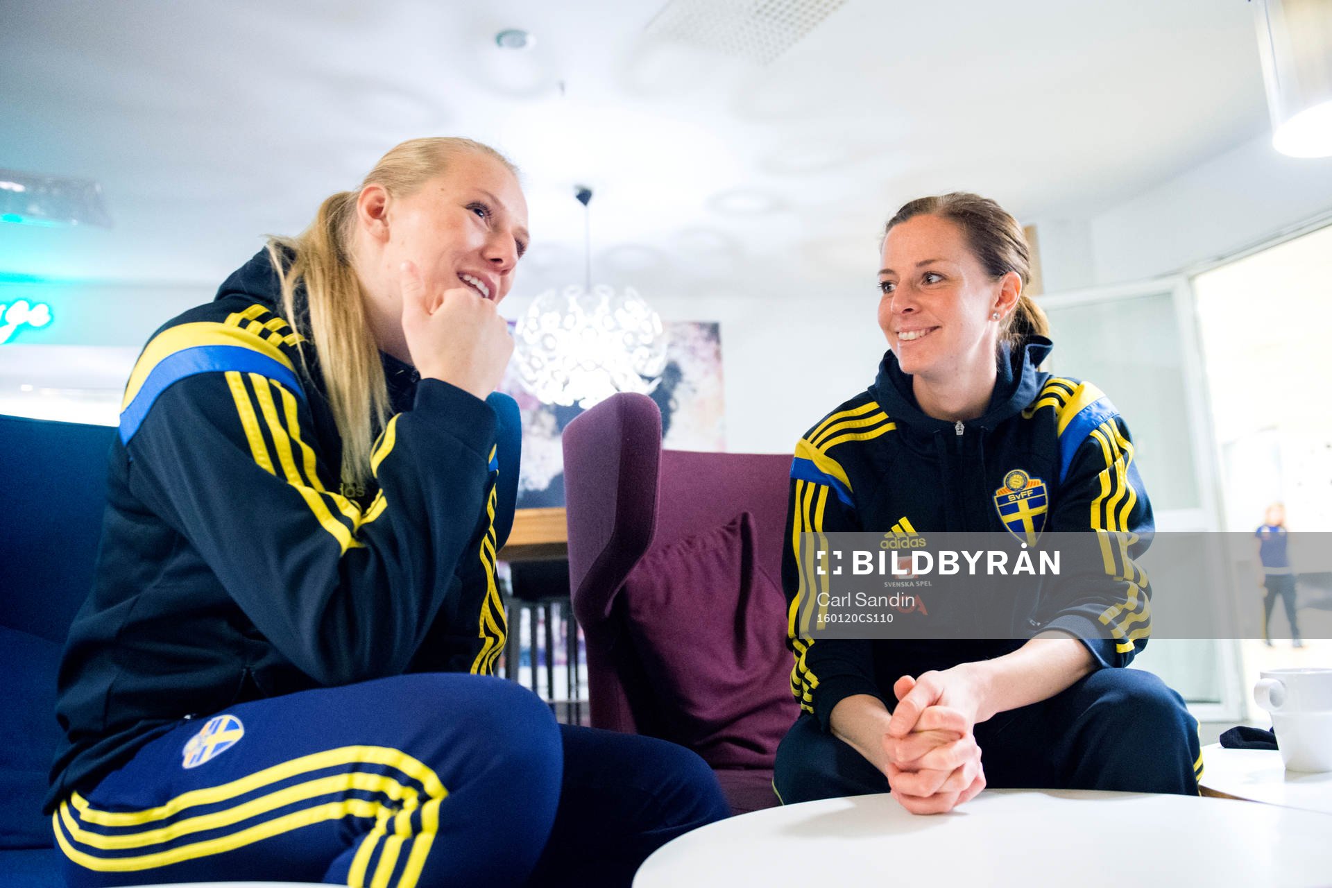 Stina Blackstenius och Lotta Schelin blir intervjuade