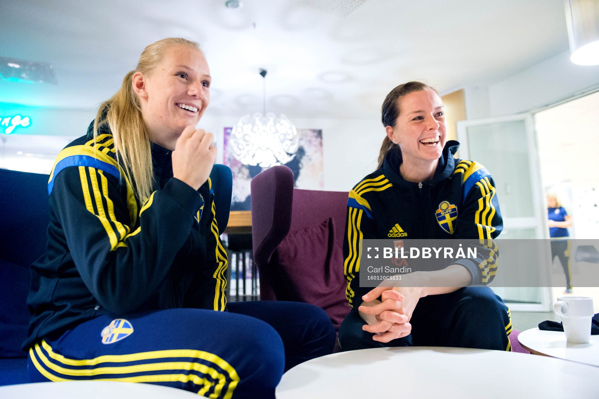 Stina Blackstenius och Lotta Schelin blir intervjuade