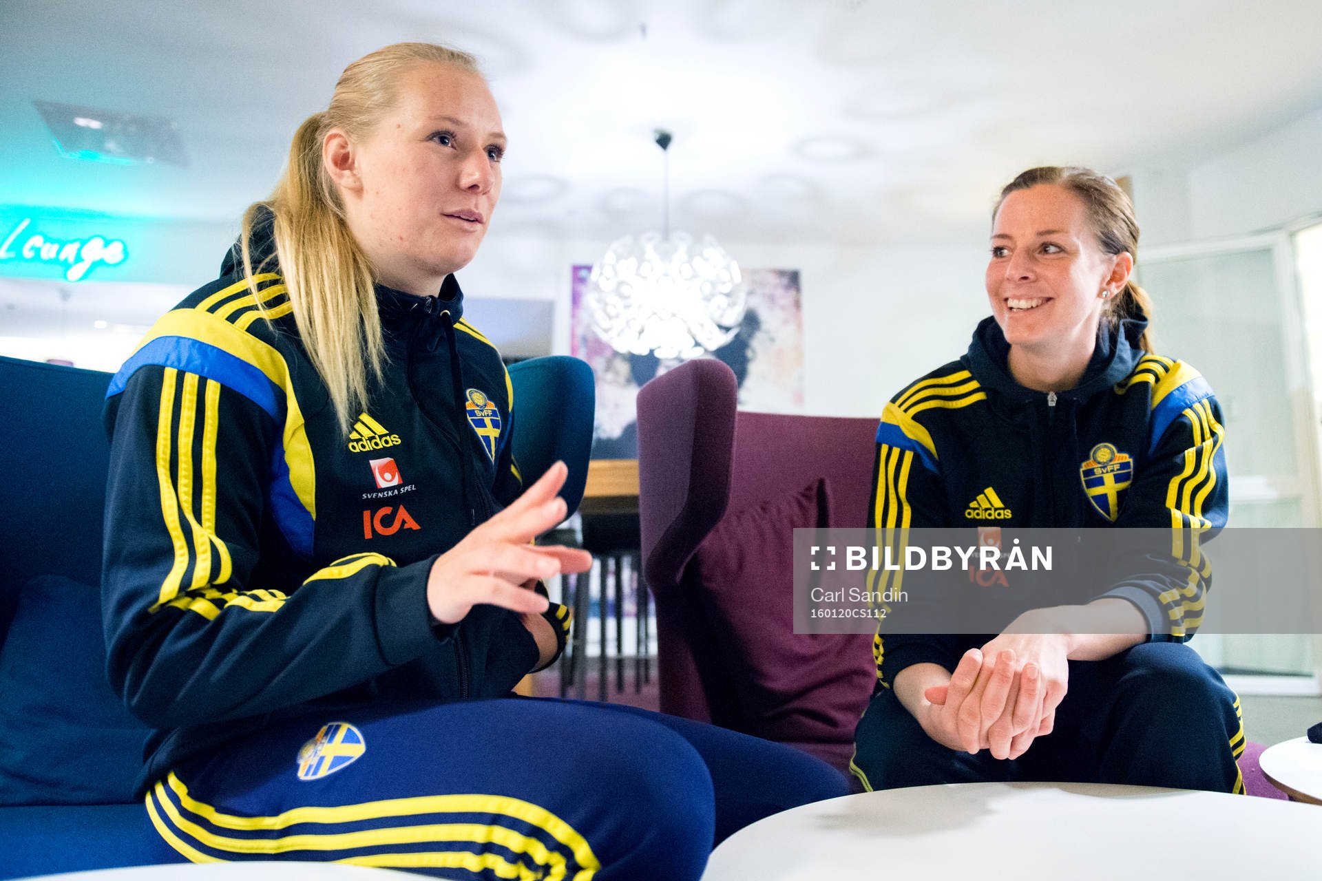 Stina Blackstenius och Lotta Schelin blir intervjuade