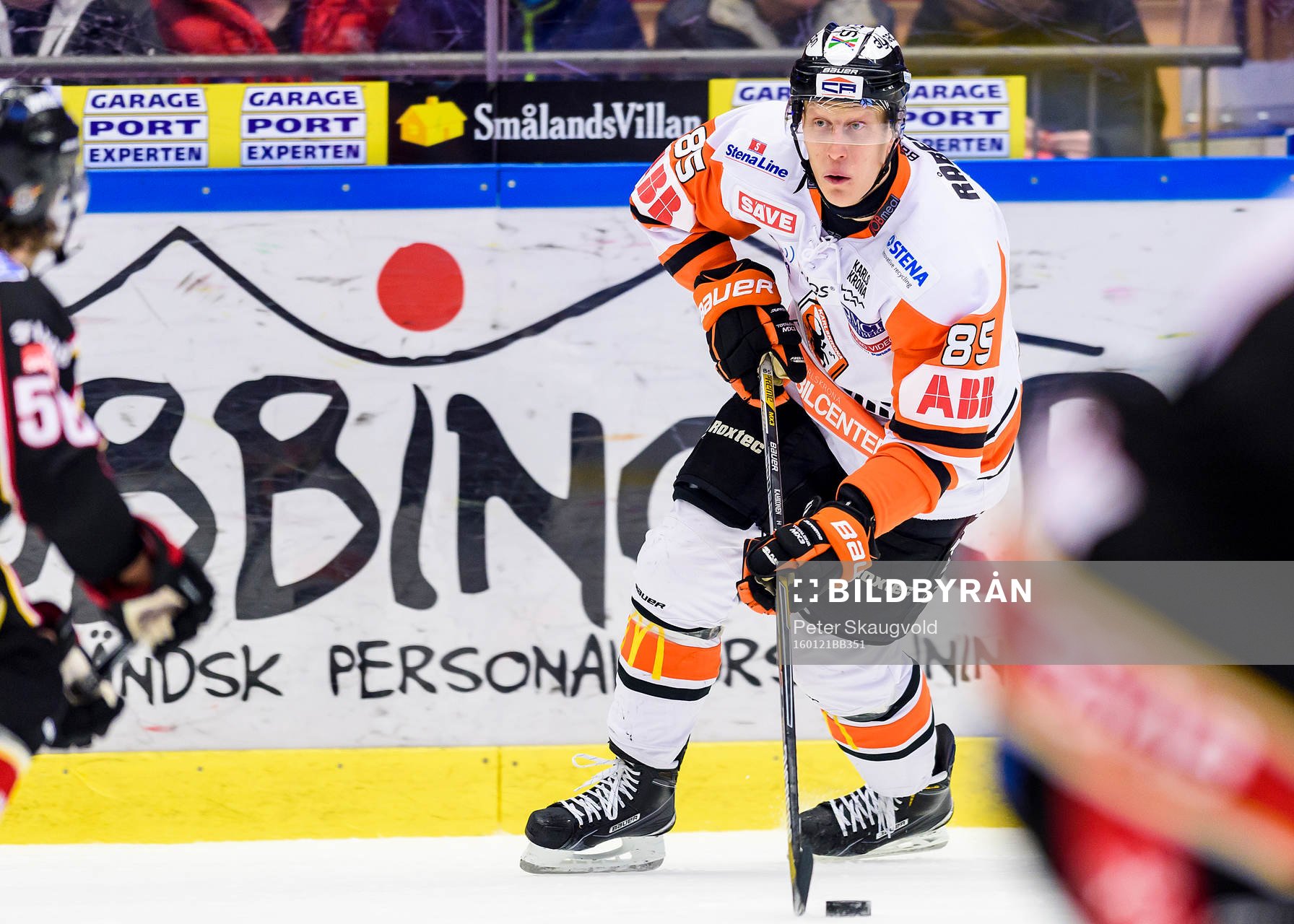 Karlskronas Toni Kähkönen med pucken