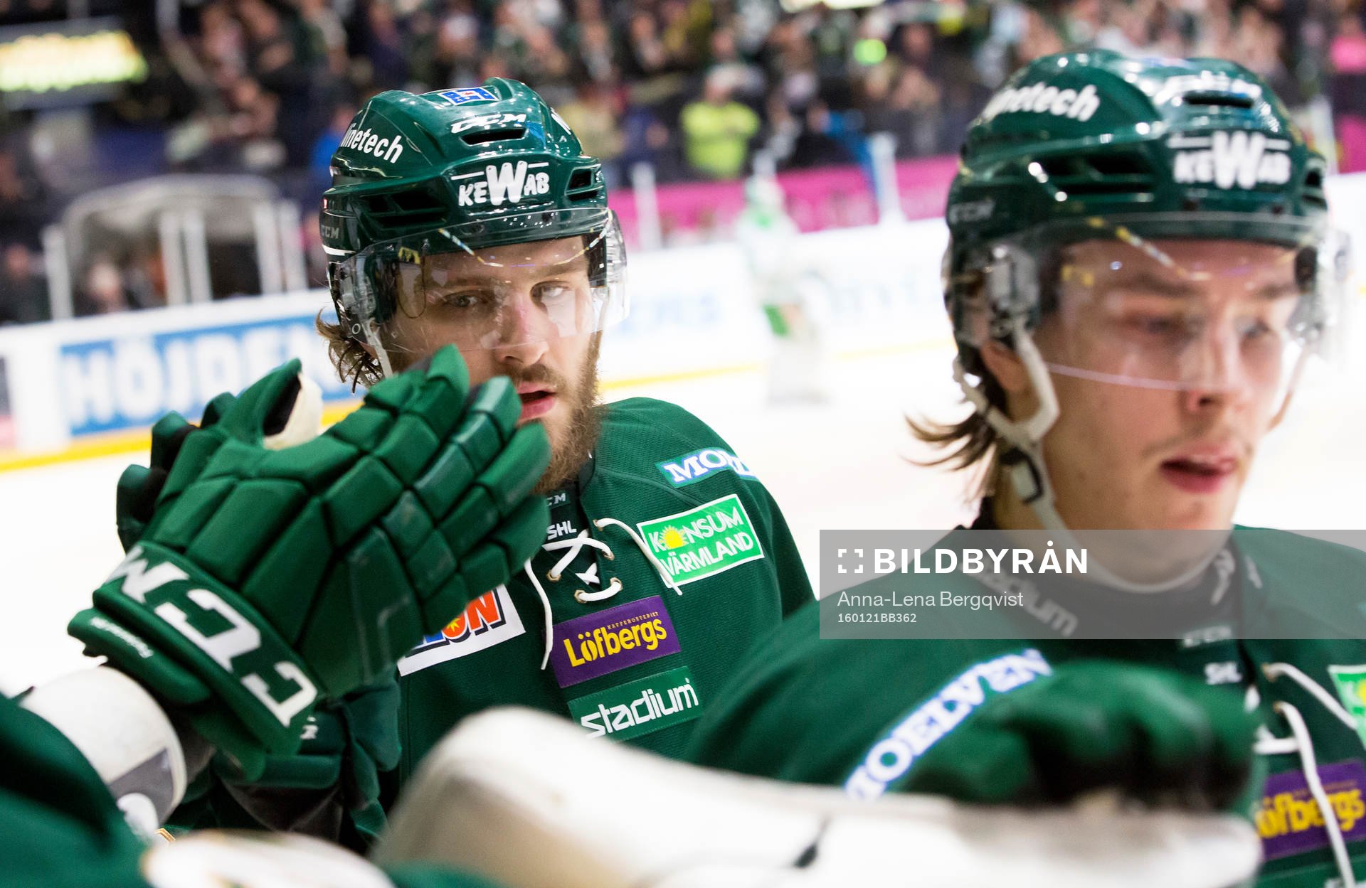 Färjestads Mikael Wikstrand jublar med de andra spelarna