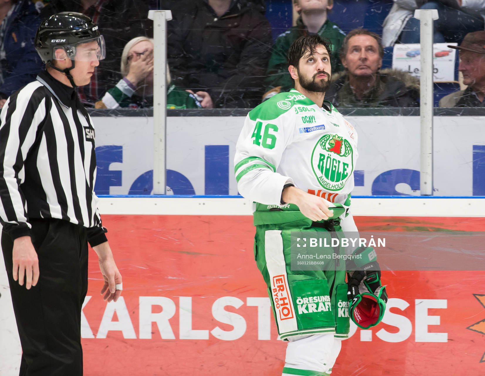 Rögles Kevin Marshall  på väg mot utvisningsbåset