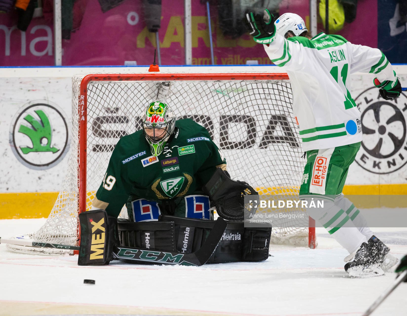 Färjestads målvakt Justin Pogge fokuserar på pucken
