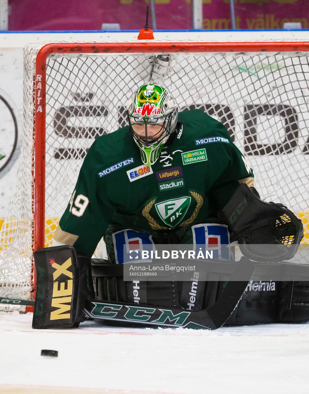 Färjestads målvakt Justin Pogge fokuserar på pucken