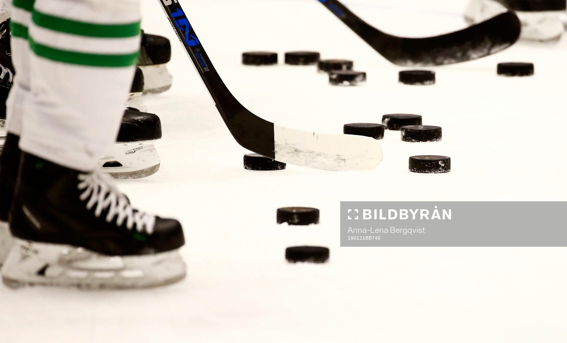 En generell bild av klubba, skridskor och ishockeypuckar