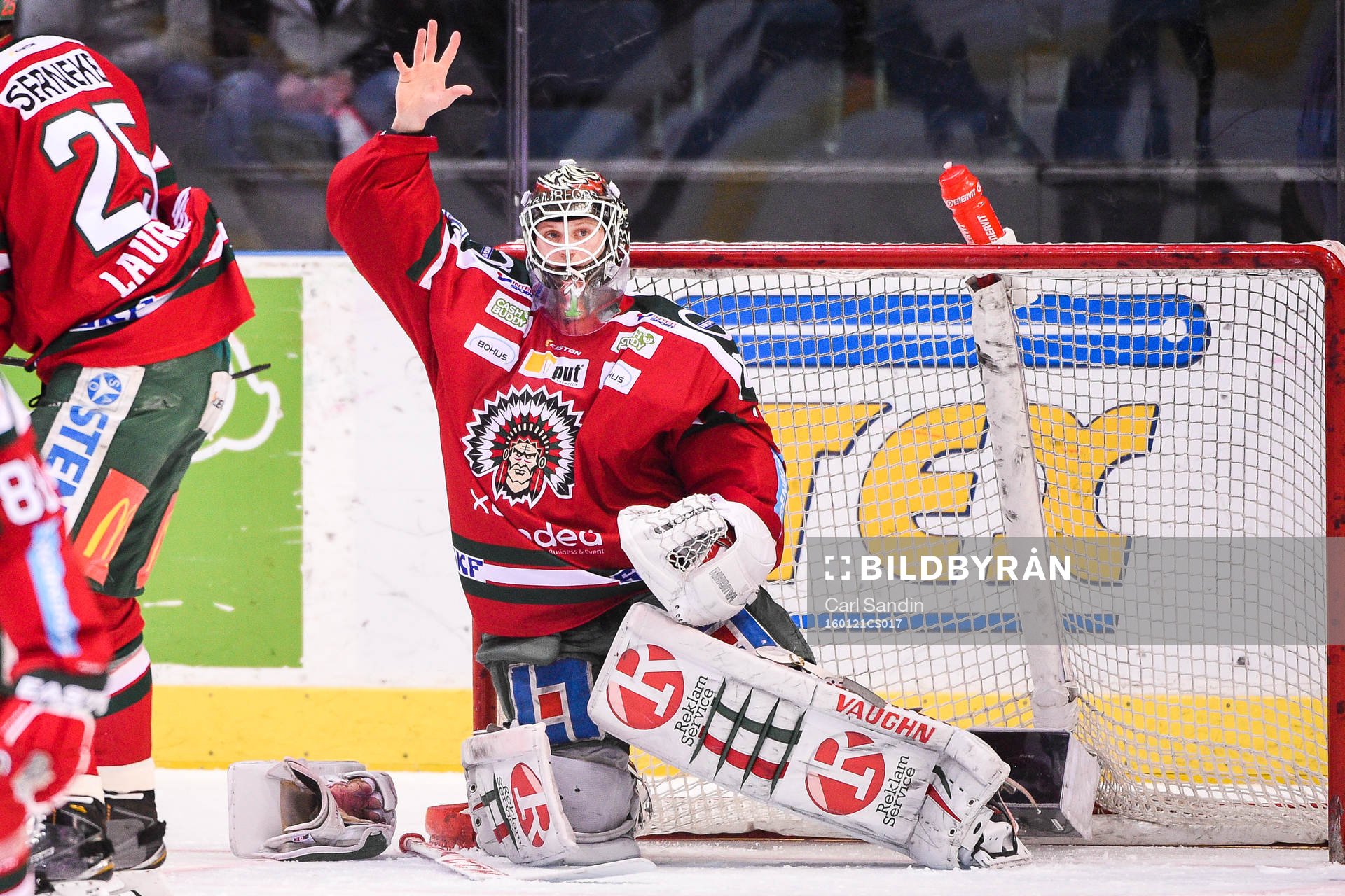 Frölundas målvakt Lars Johansson signalerar att han