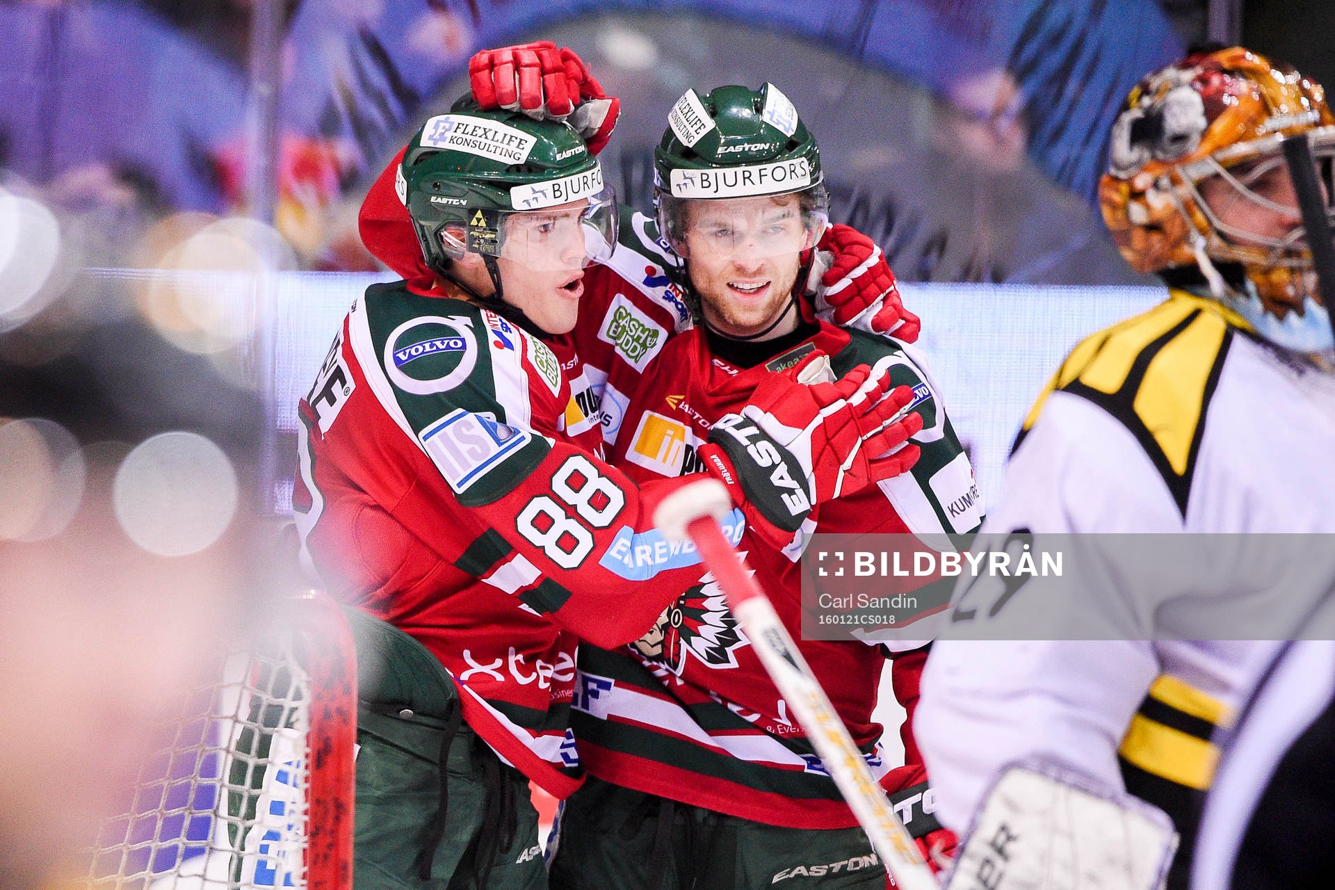 Frölundas Andreas Johnson och Spencer Abbott jublar