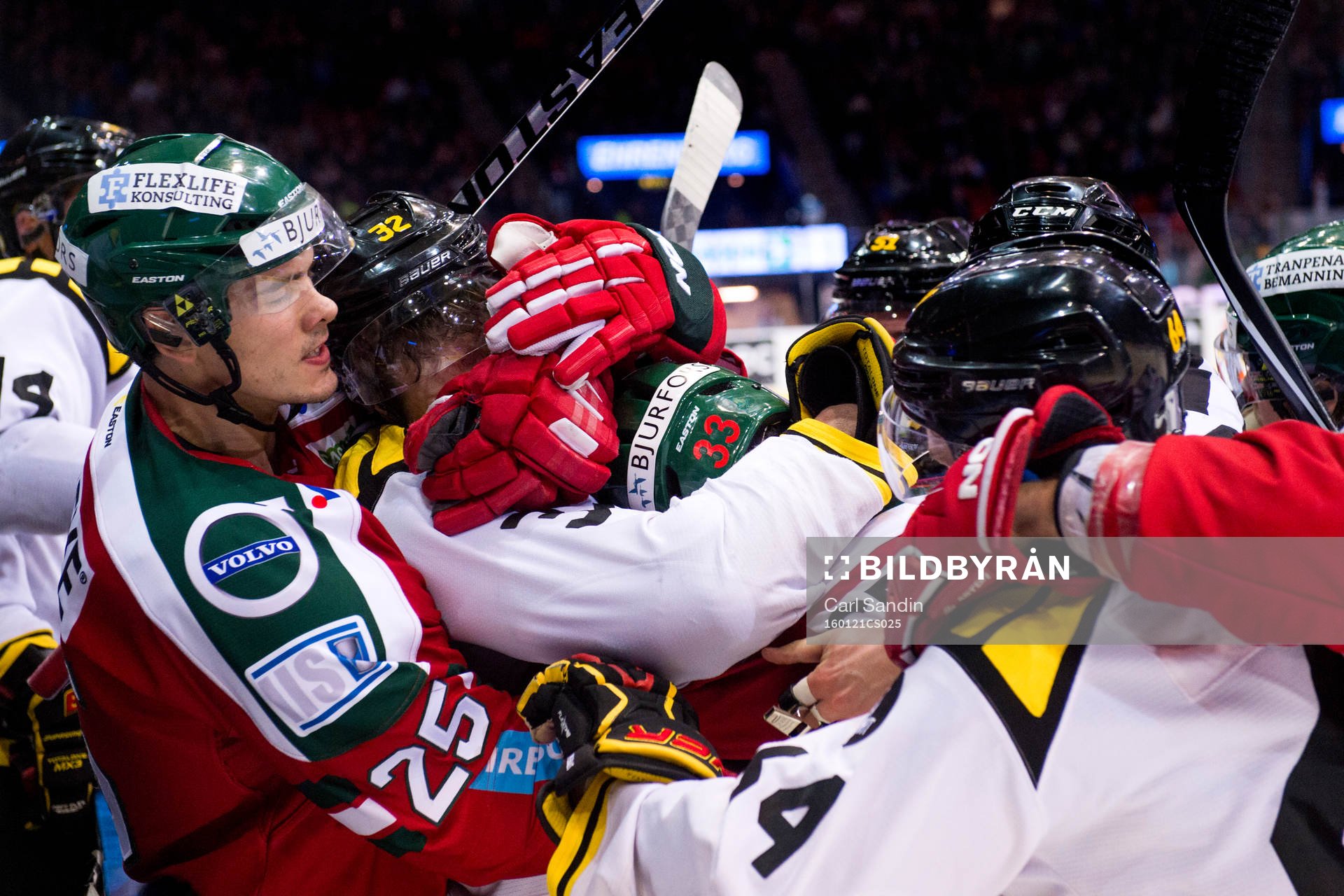 Brynäs spelare ger sig på Frölundas Elias Fälth