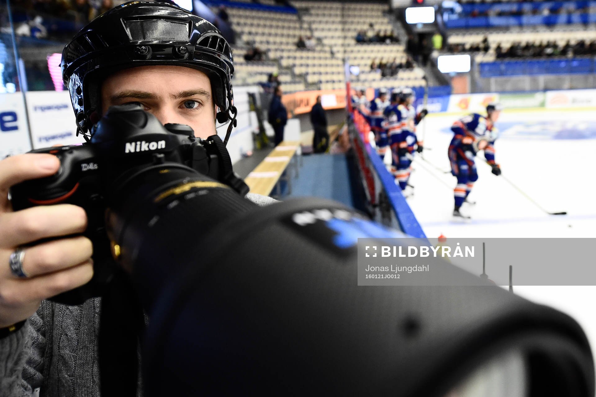 Jonas Ljungdahl fotograferar
