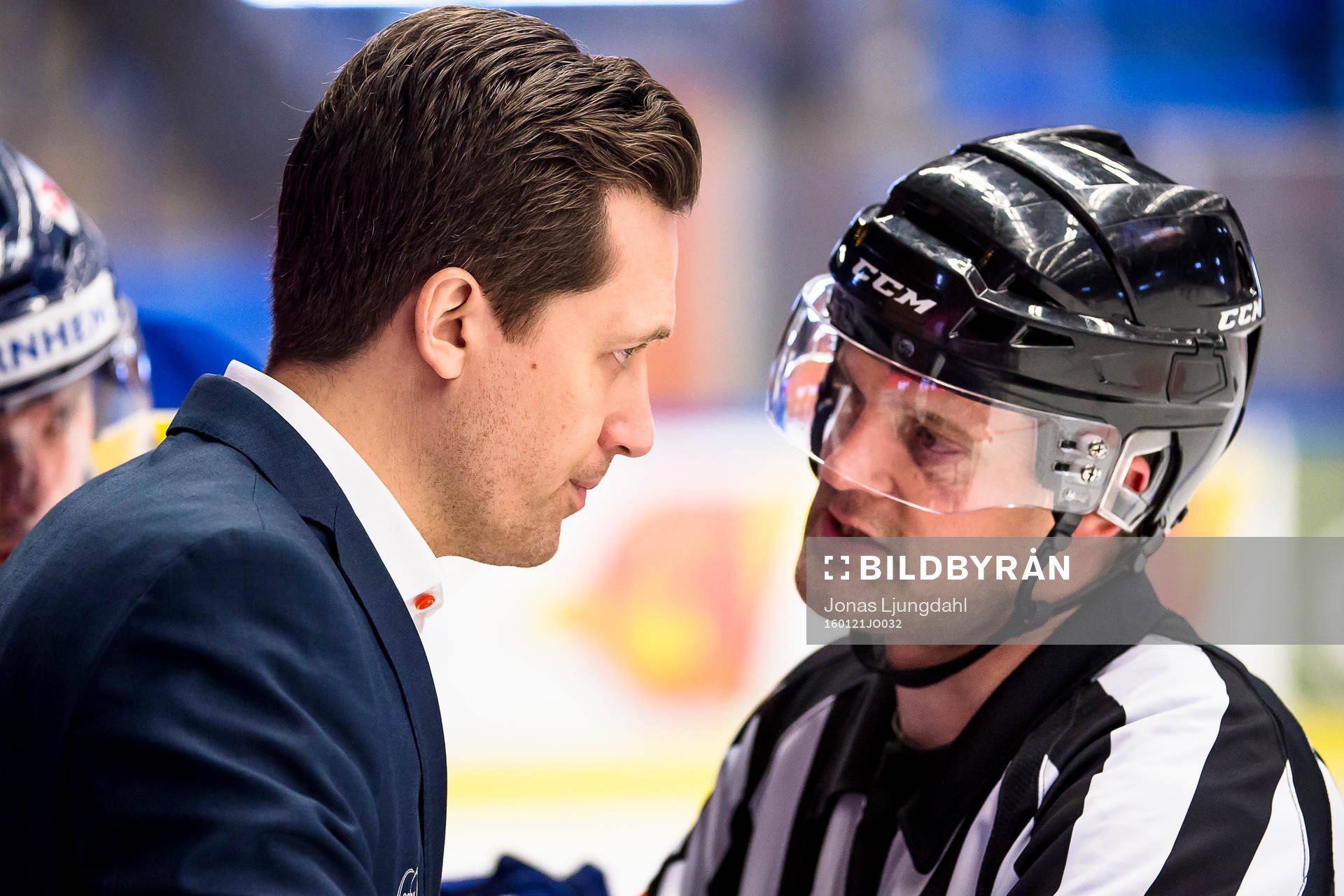 Växjös tränare Sam Hallam pratar med Domare Mikael Nord