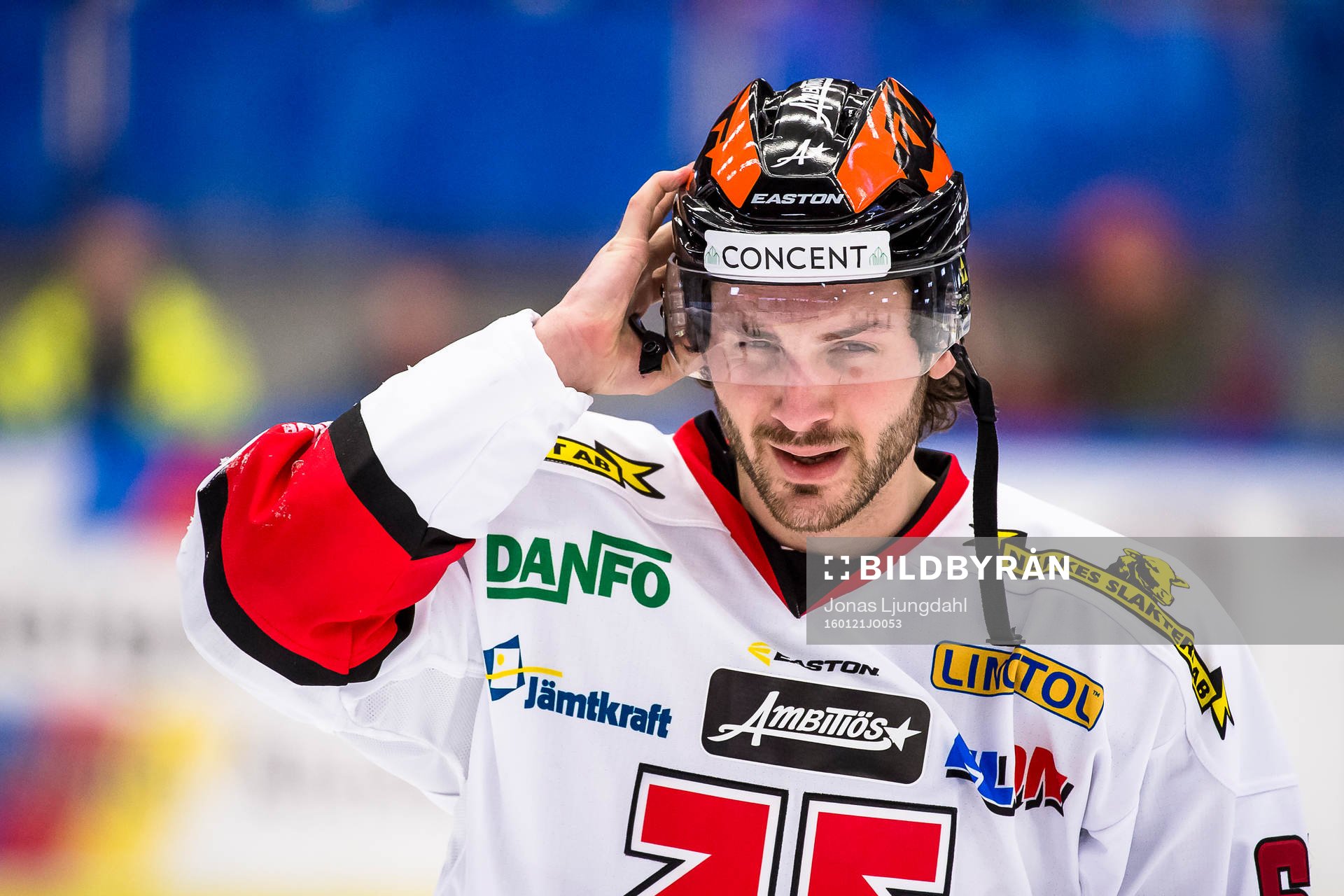 Örebros Justin Hodgman grinar illa