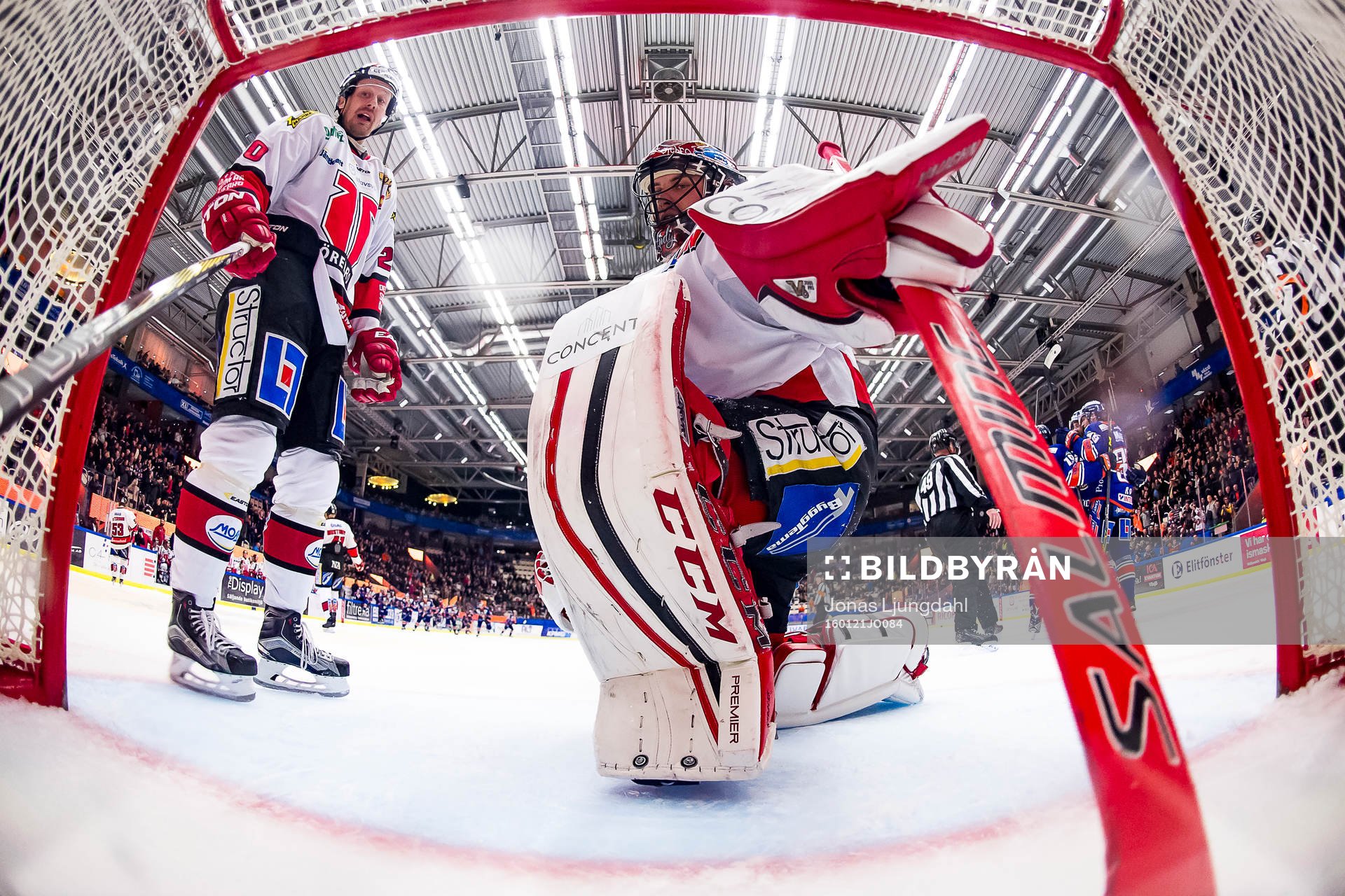 Örebros Marcus Weinstock och målvakt Julius Hudacek deppar