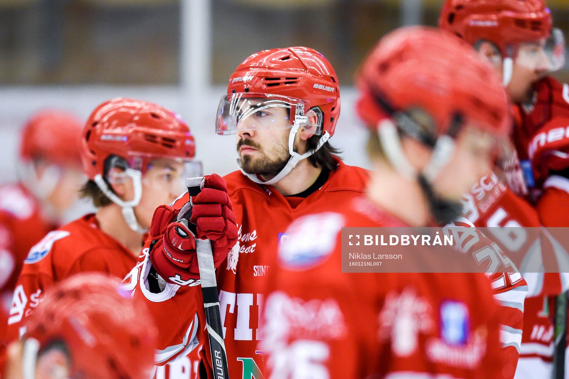 Timrås John Westin deppar före ishockeymatchen i