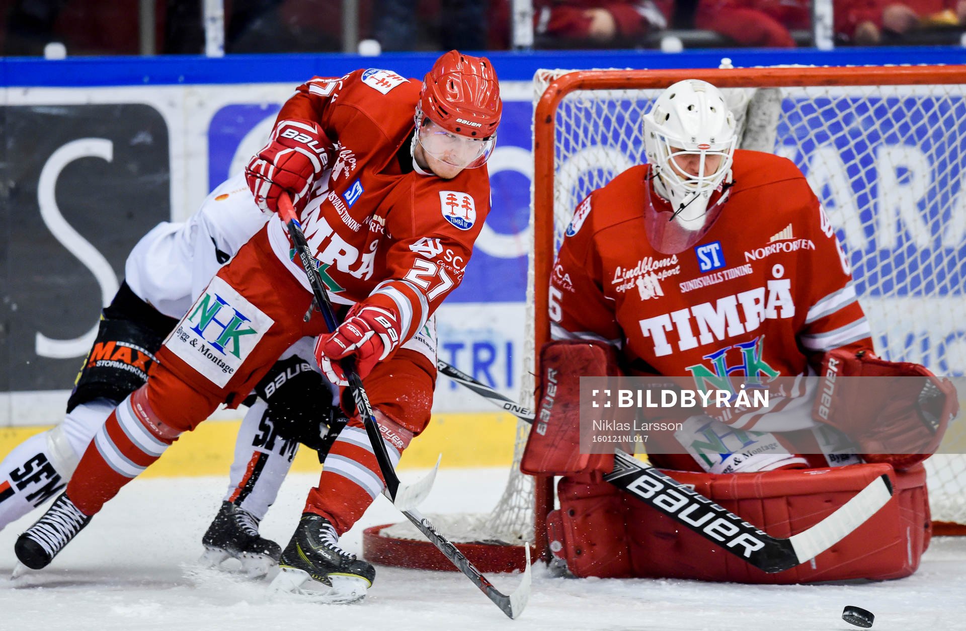Timrås Niklas Tikkinen passerar Timrås målvakt Johan