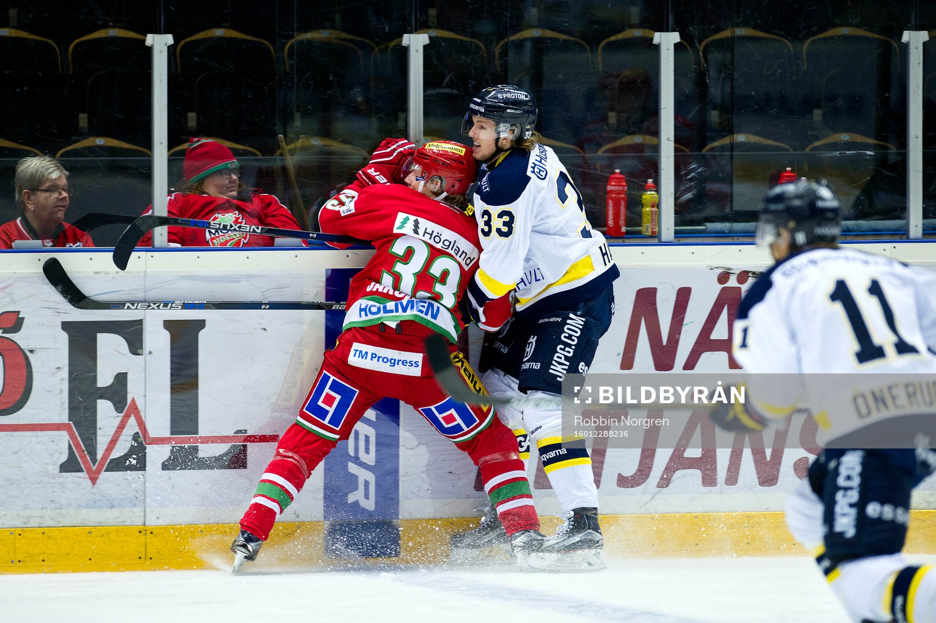 Modos Kristian Jakobsson och HV71s Niklas Hansson och Simon