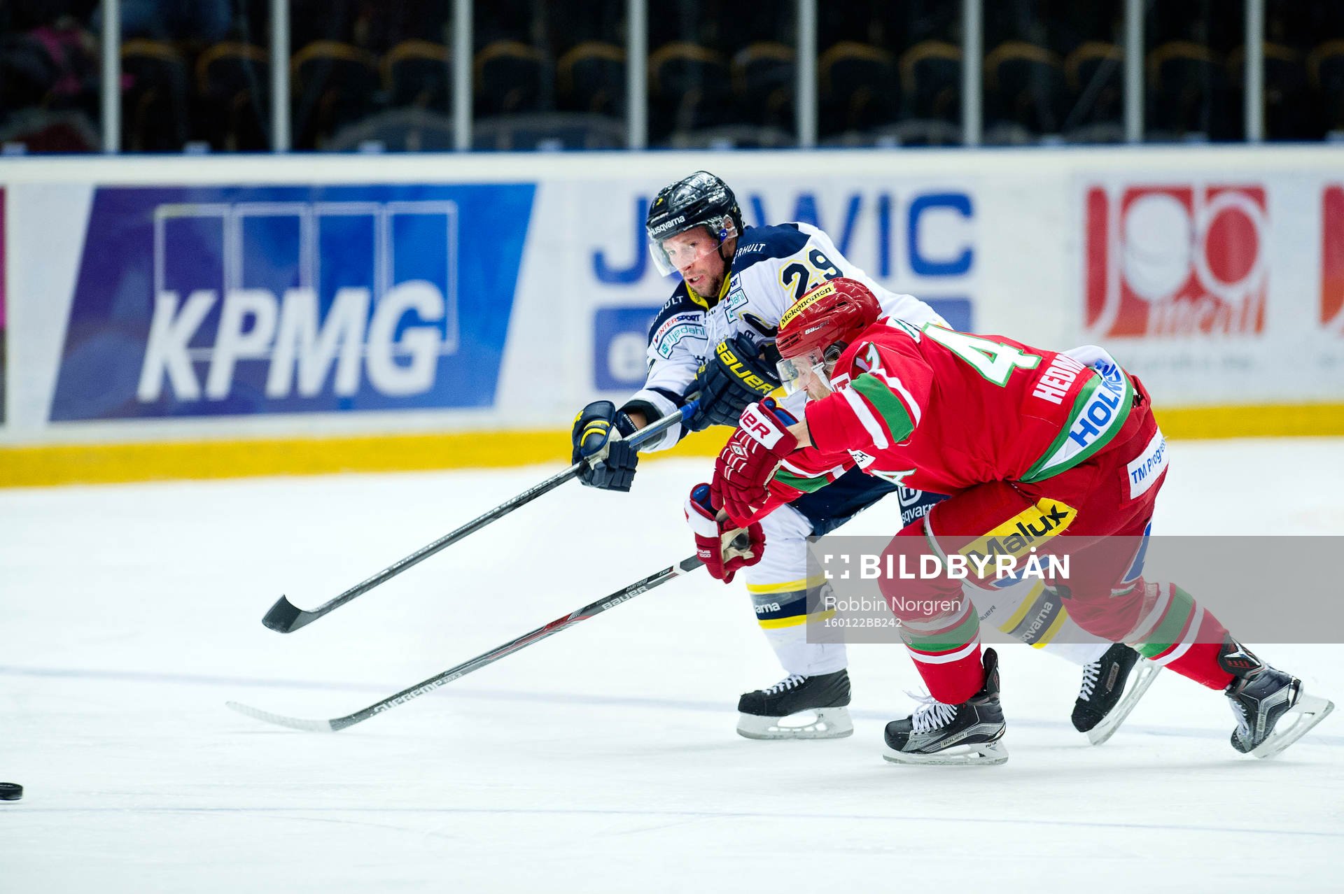 HV71s Chris Abbott och Modos Oscar Hedman