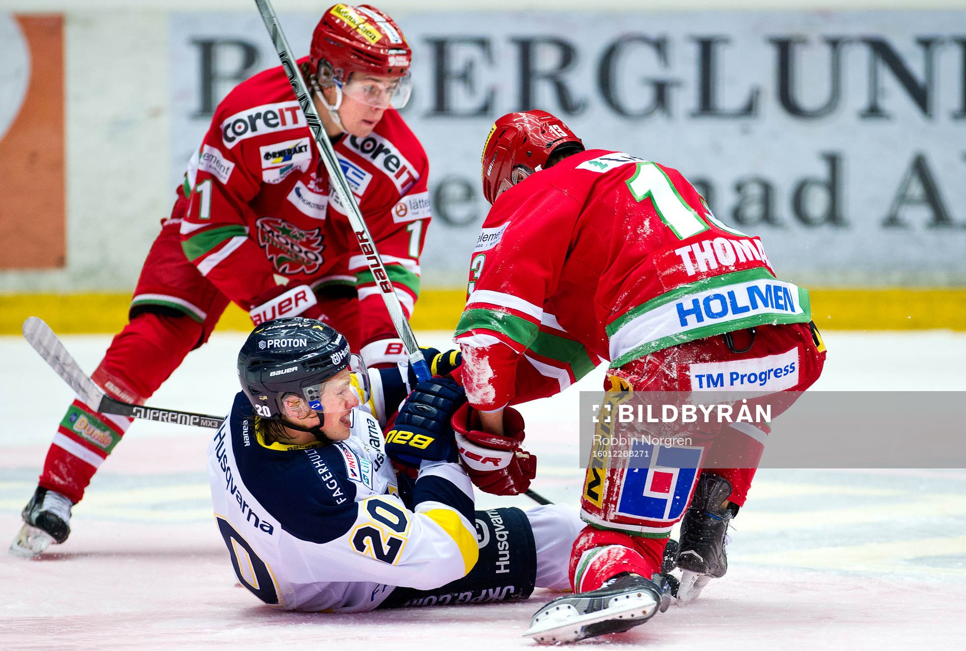 Modos Victor Olofsson, HV71s Lawrence Pilut och Modos Bill