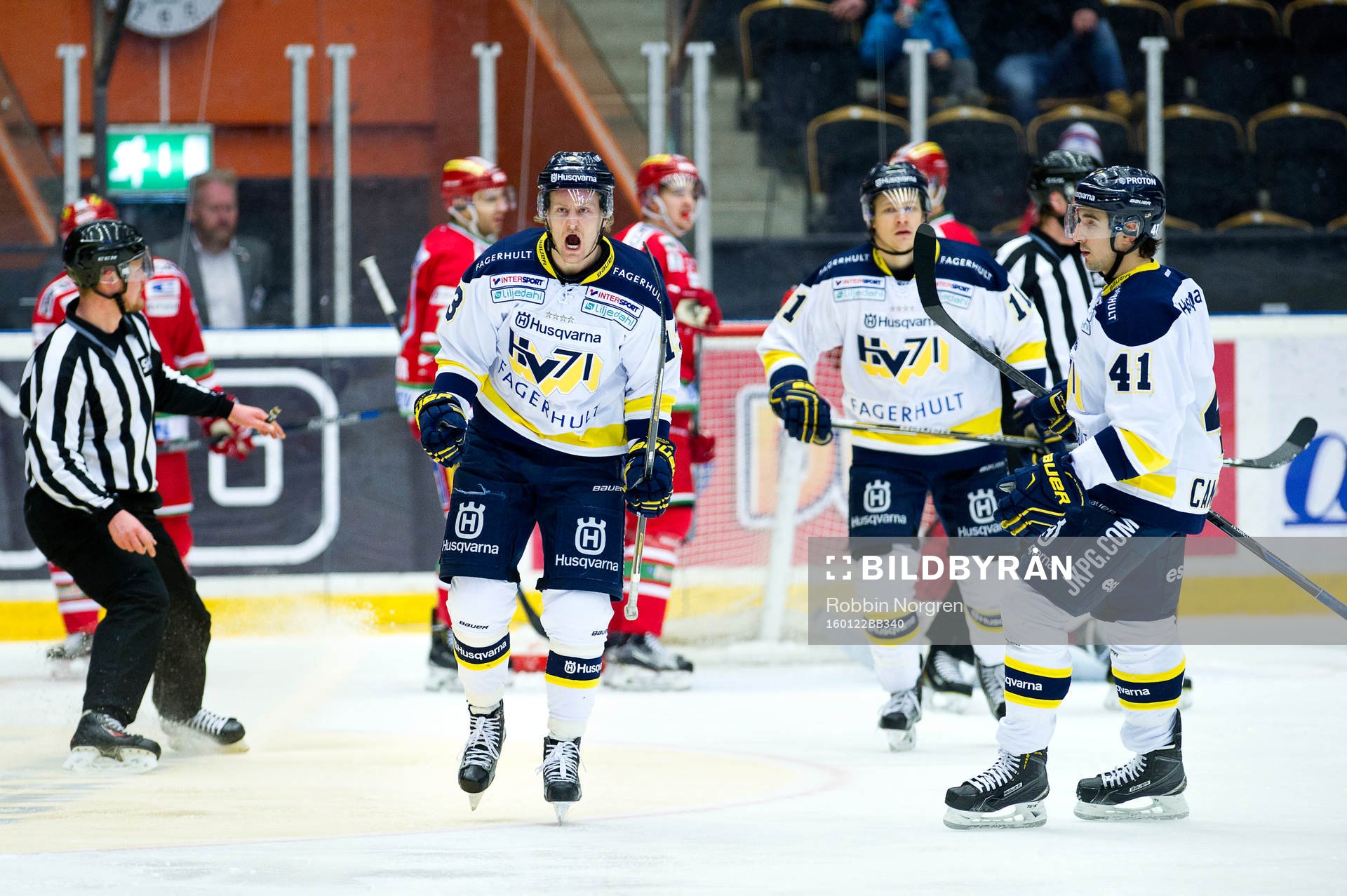 HV71s Oscar Sundh och Chris Campoli jublar