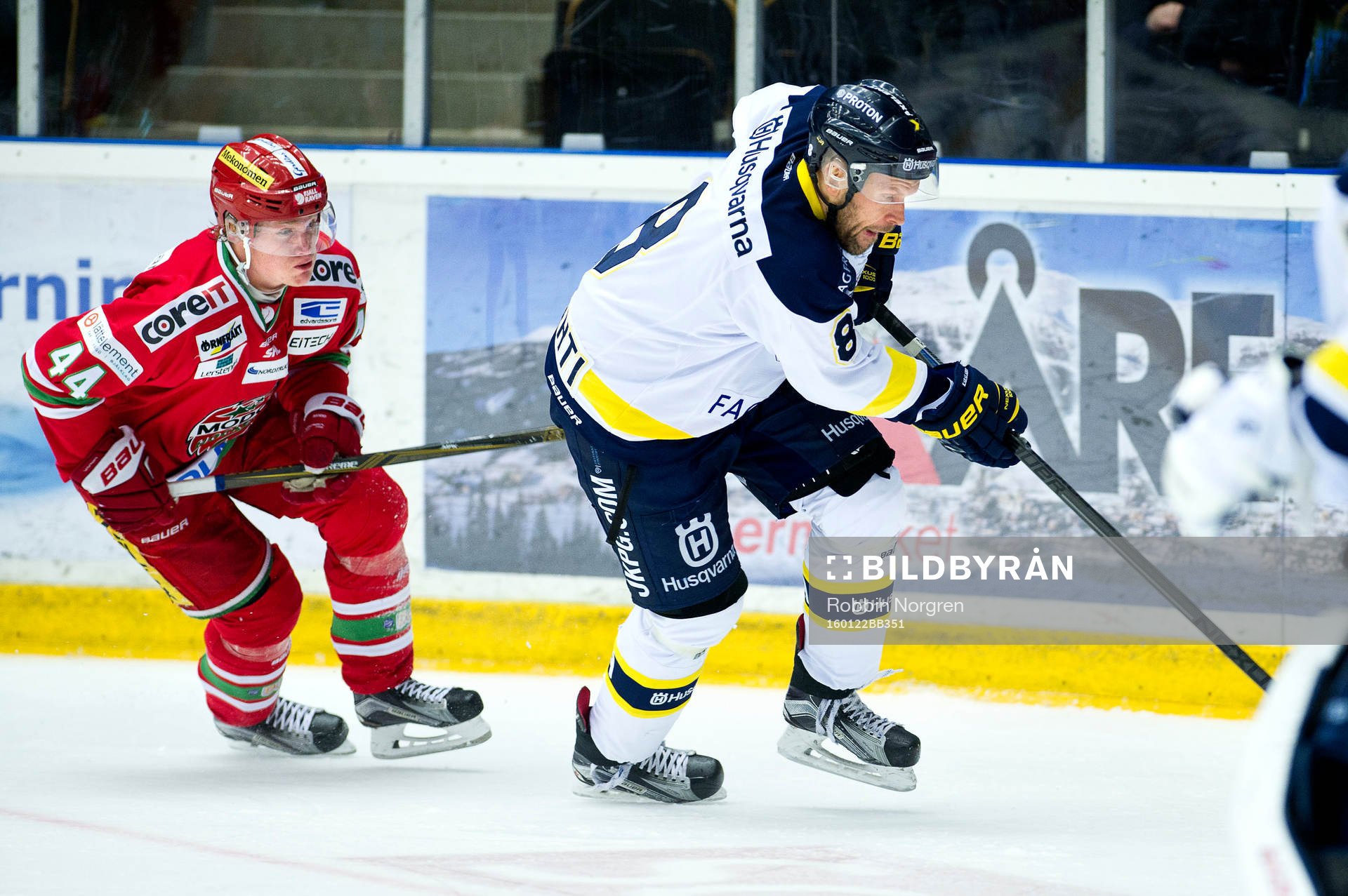 Modos Carl Grundström och HV71s Jere Karalahti