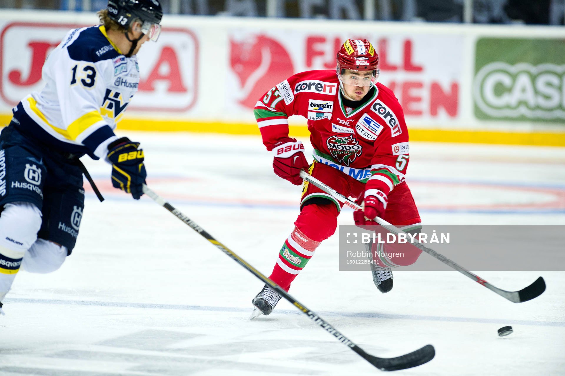 HV71s Oscar Sundh och Modos Emil Djuse