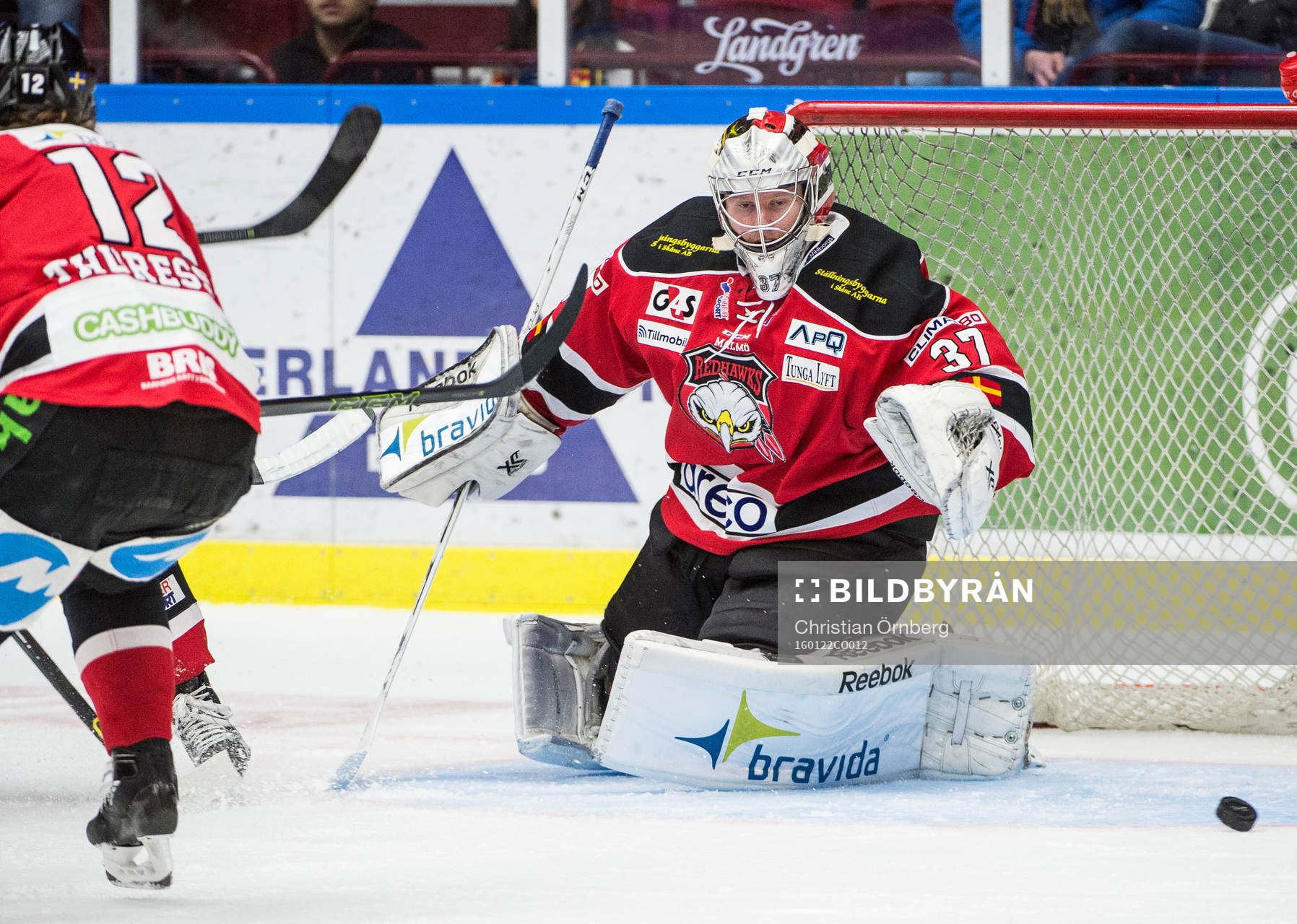 Pucken framför Malmö Redhawks målvakt Jonas Gunnarsson