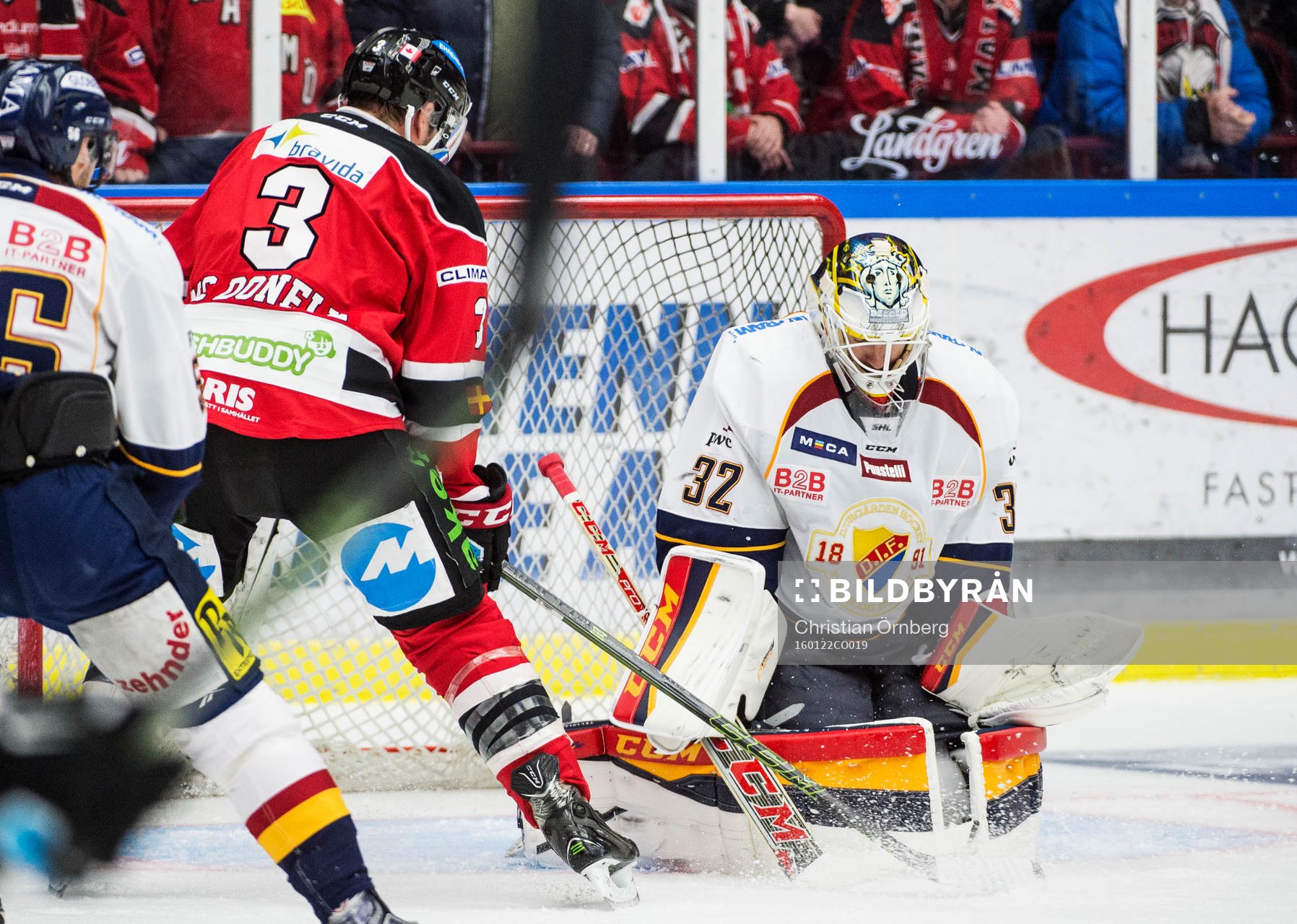 Malmö Redhawks Kent McDonell mot Djurgårdens målvakt