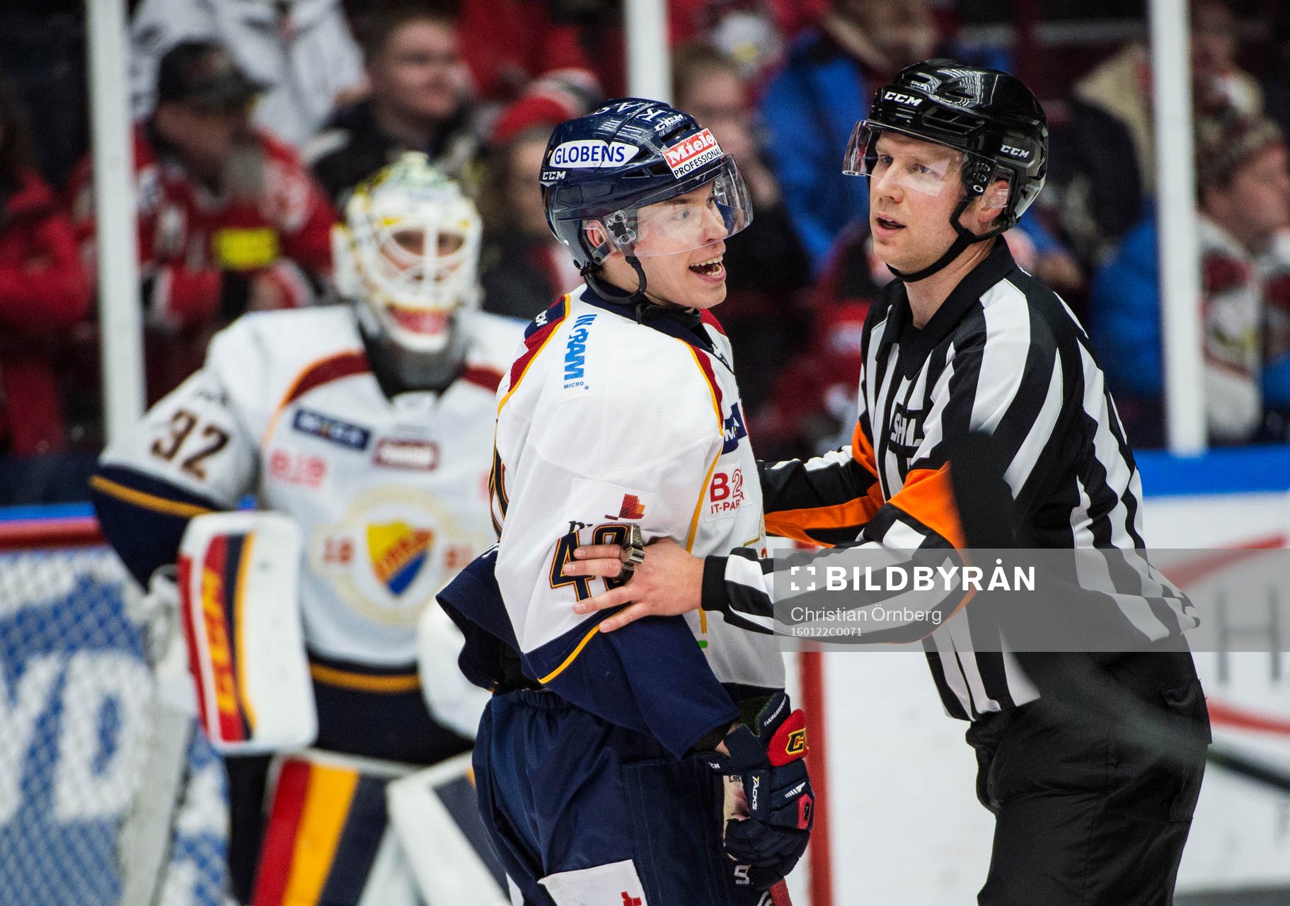 Djurgårdens Tomi Sallinen och domaren Aleksi Rantala