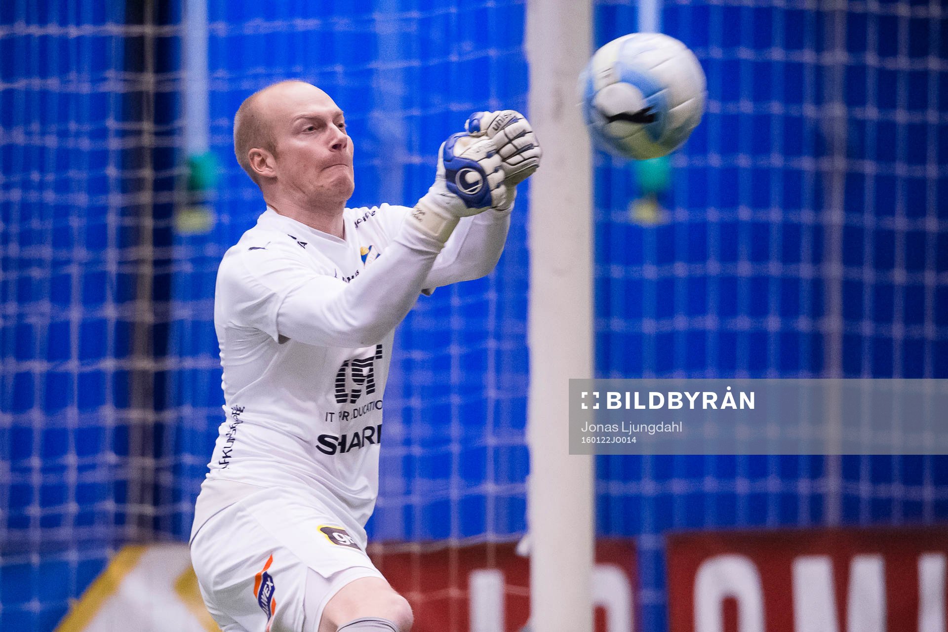 Östers målvakt Rasmus Rydén boxar ut bollan