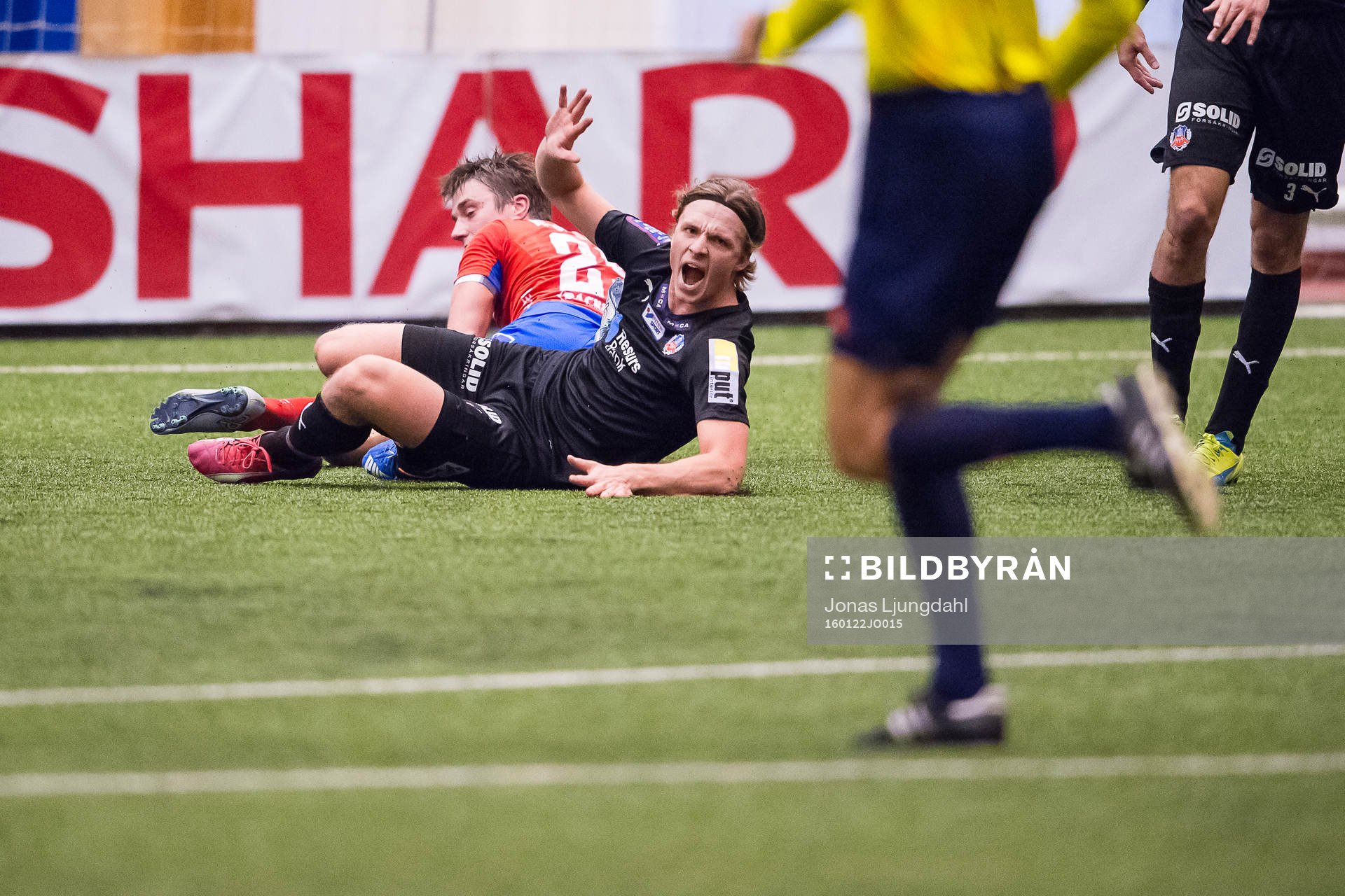 Helsingborgs Carl Johansson ropar mot domaren
