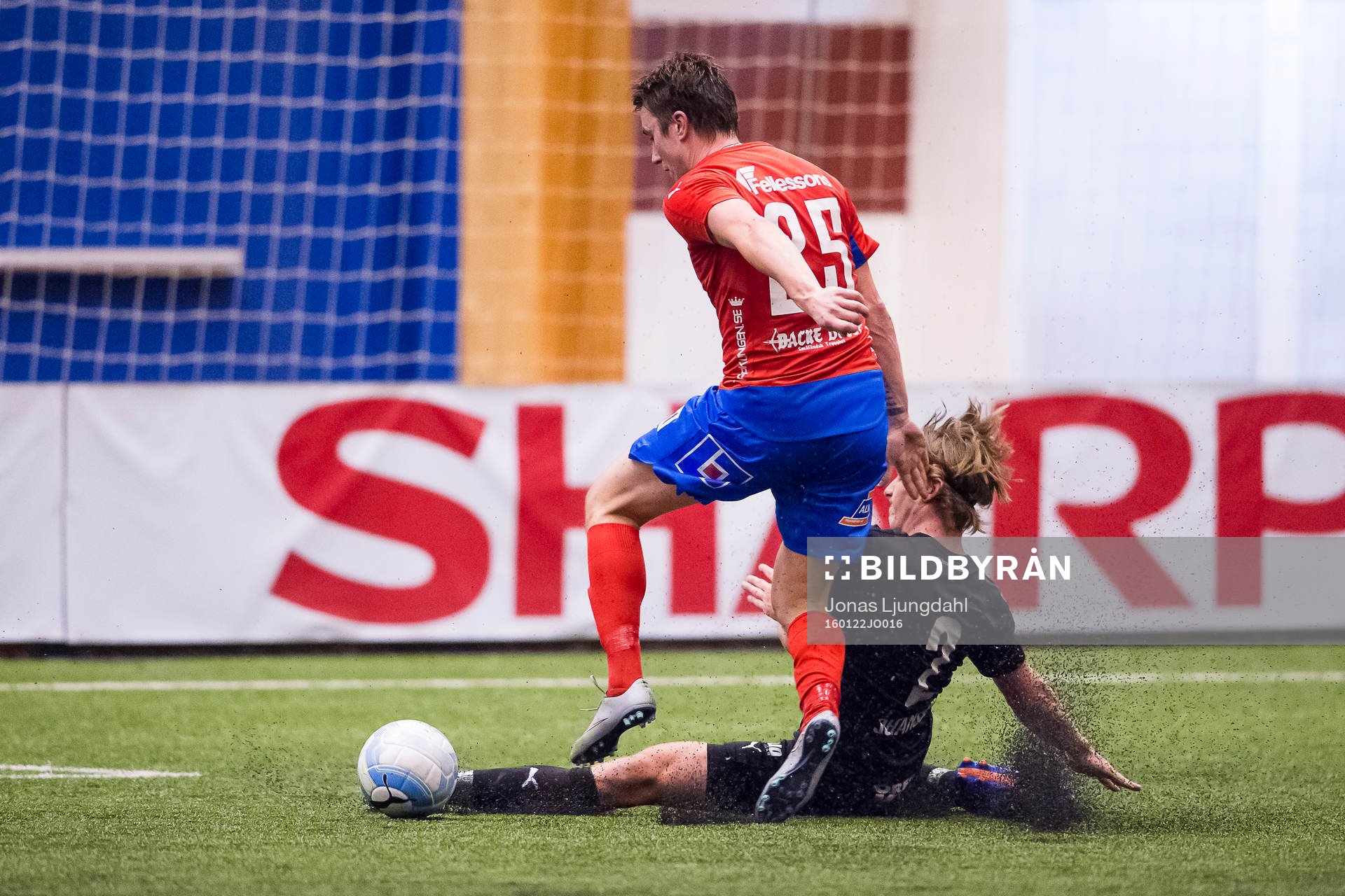 Helsingborgs Carl Johansson bryter bollen från Östers