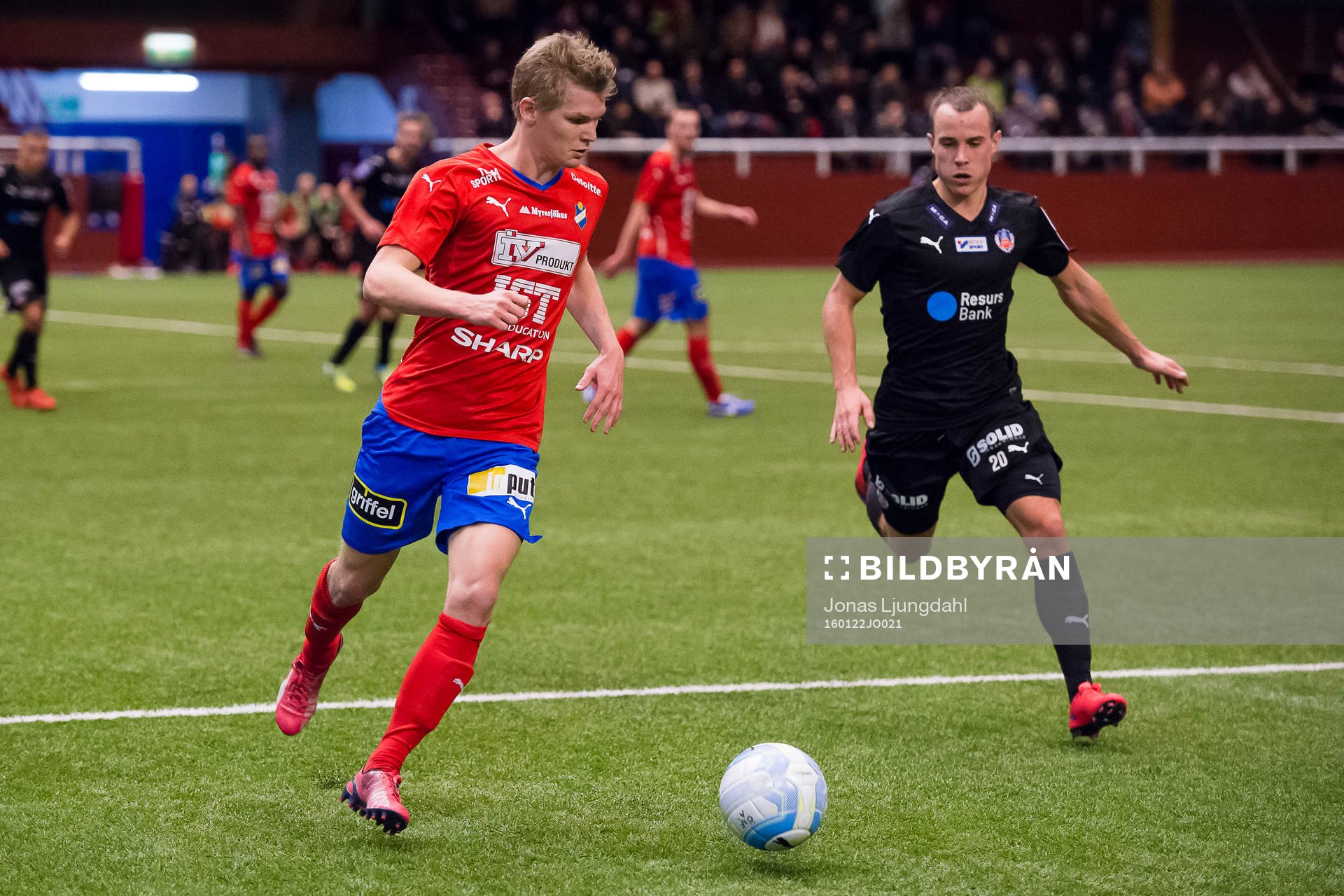 Östers Fritiof Björkén jagas av Helsingborgs Calle Wede