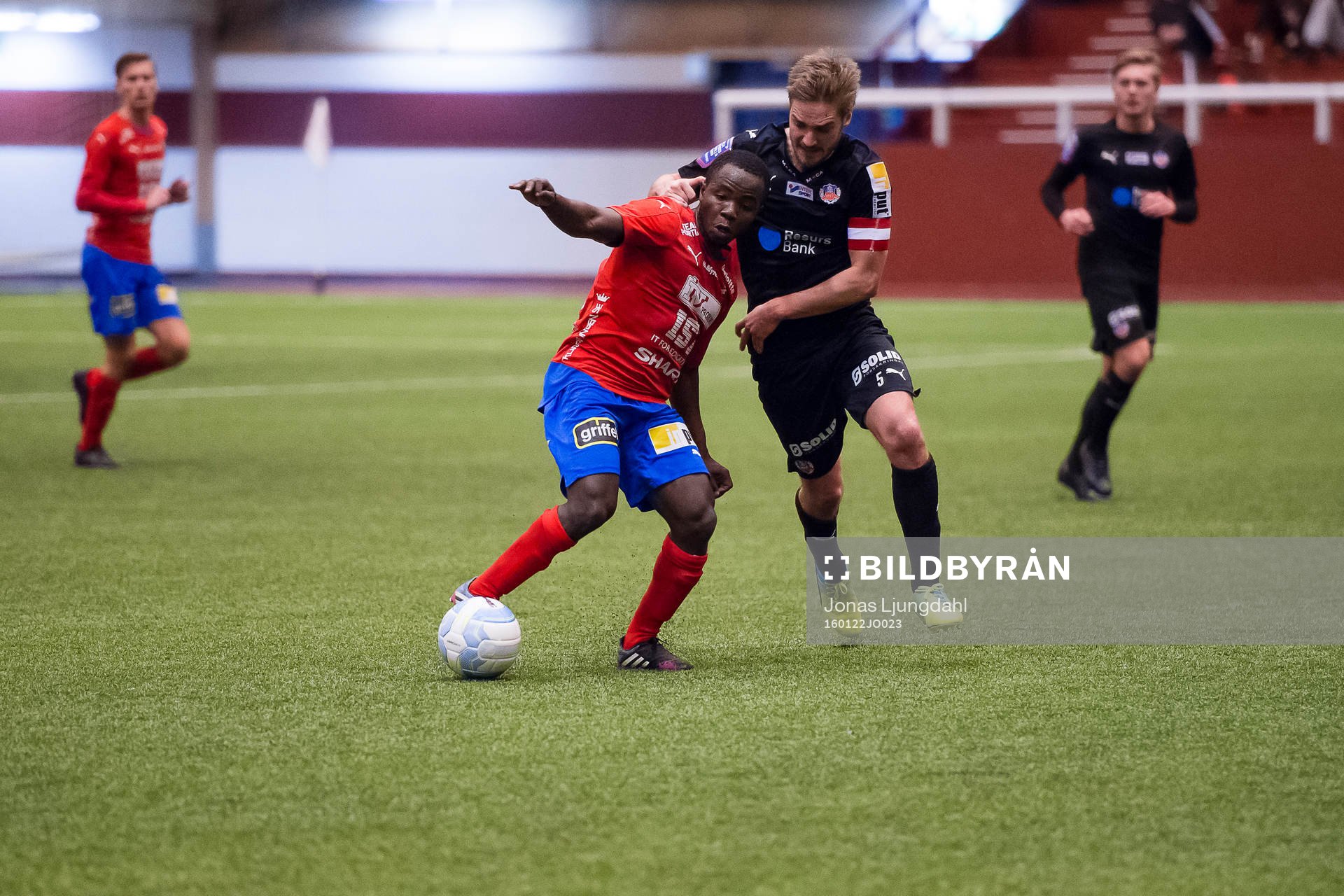 Östers Isaac Shaze i kamp med Helsingborgs Johan Mårtensson under träningsmatchen i fotboll mellan Öster och Helsingborg den 22 januari 2016 i Växjö.